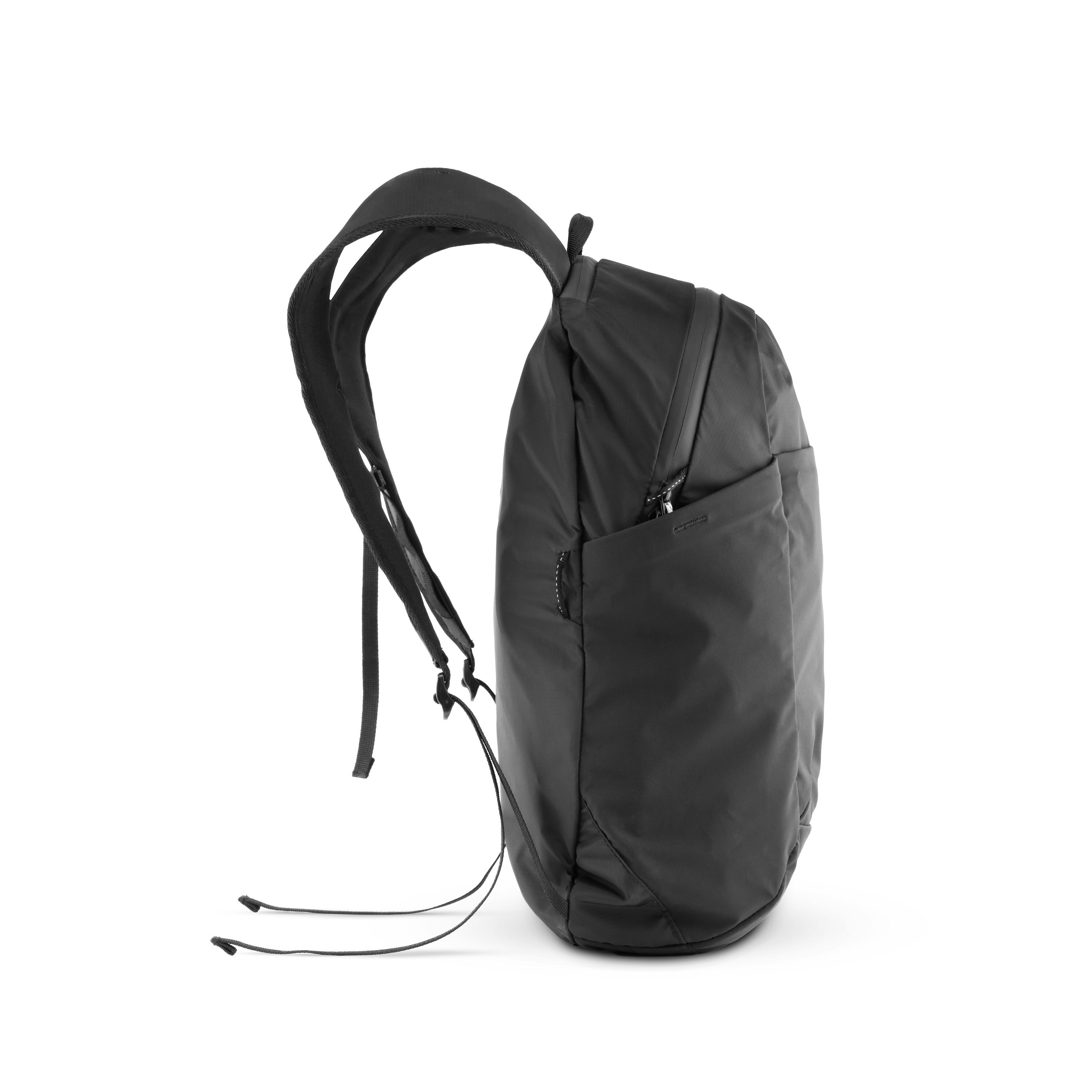 Matador ReFraction Packable Backpack (black)Ultraleichter, faltbarer Tagesrucksack für Städtereisen (16 Liter) von Matador