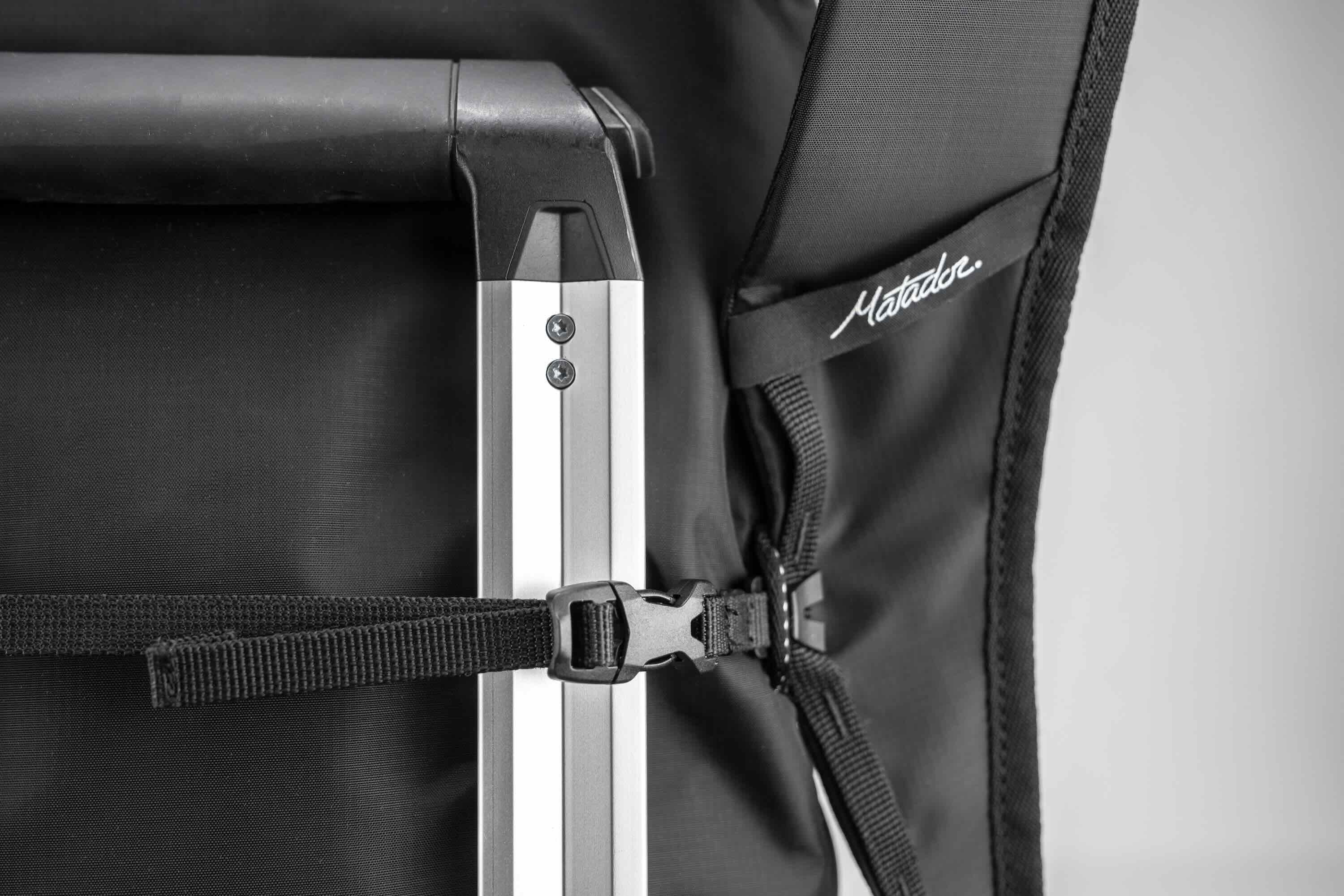 Matador ReFraction Packable Backpack (black)Ultraleichter, faltbarer Tagesrucksack für Städtereisen (16 Liter) von Matador