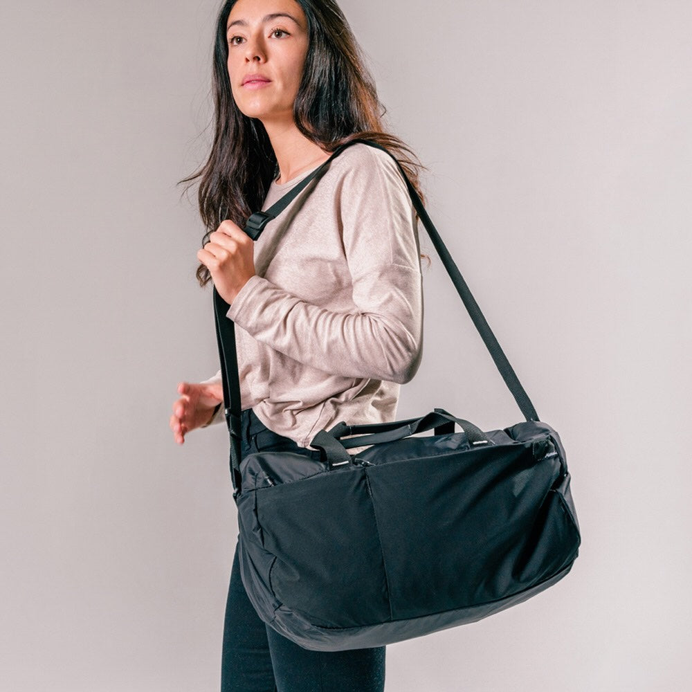 Matador ReFraction Packable Duffle Bag (black) Ultraleichter, faltbarer Weekender (25 Liter) von Matador