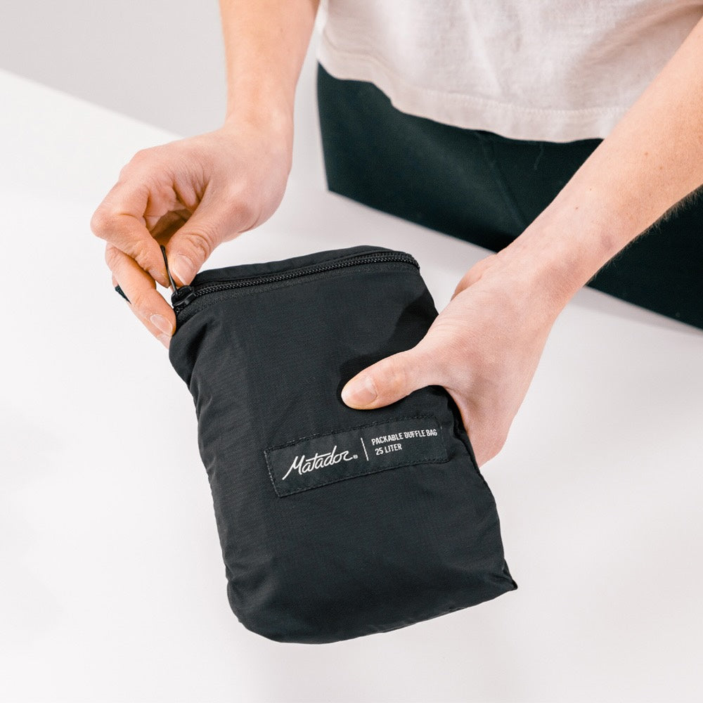 Matador ReFraction Packable Duffle Bag (black) Ultraleichter, faltbarer Weekender (25 Liter) von Matador