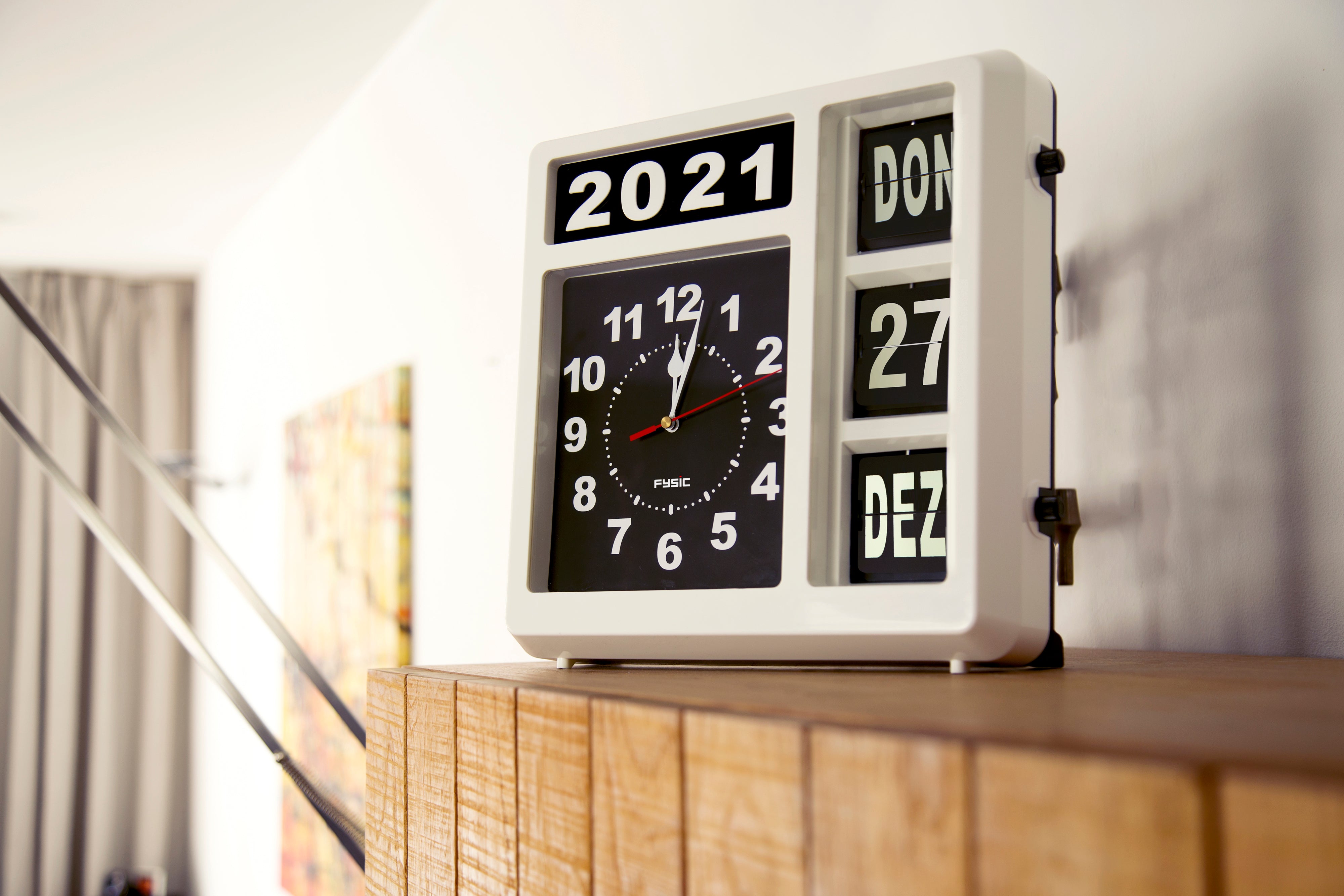 Große deutschsprachige analoge Uhr