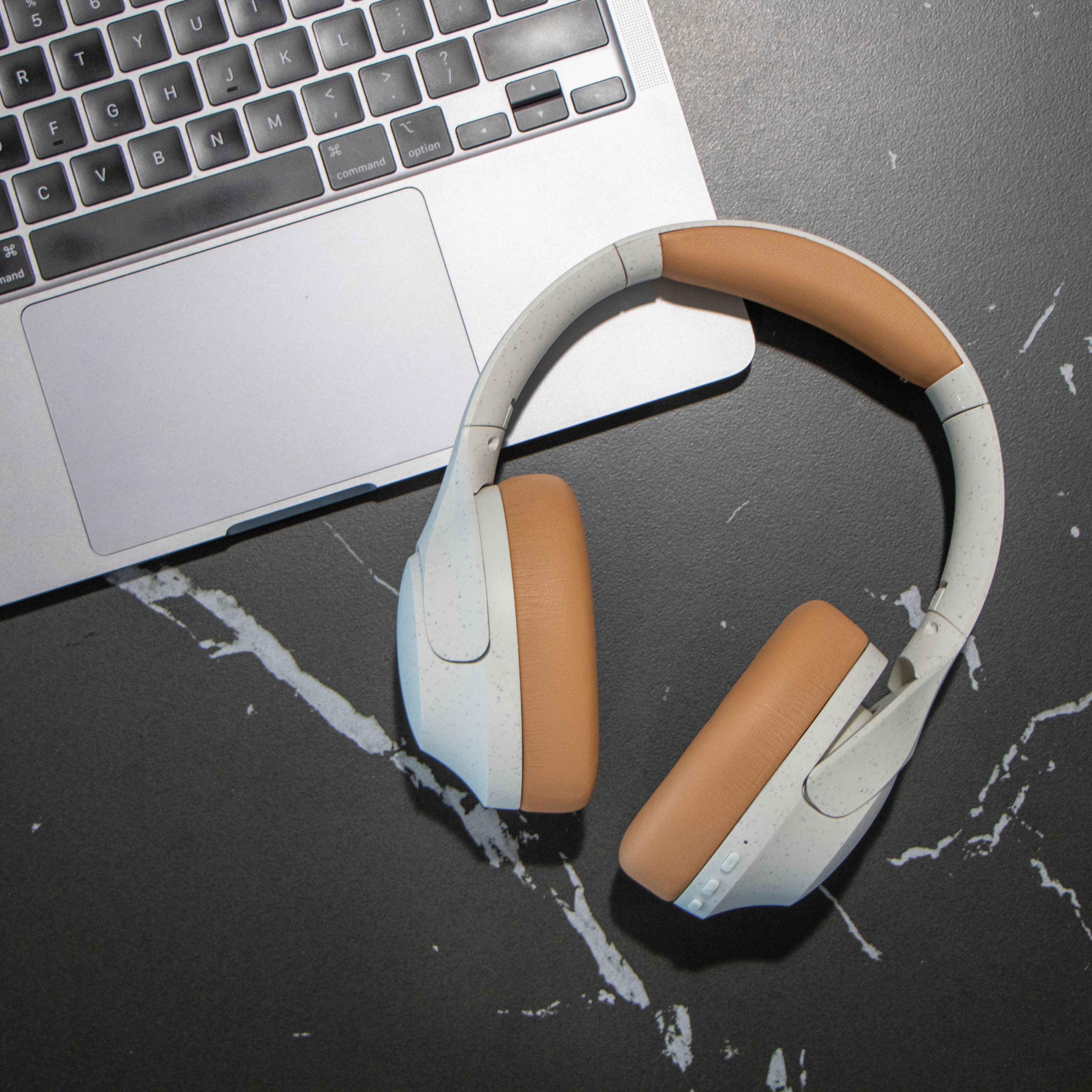 Kabellose Bluetooth®-Kopfhörer mit aktiver Geräuschunterdrückung und integrierten Mikrofonen Grau / Weiß