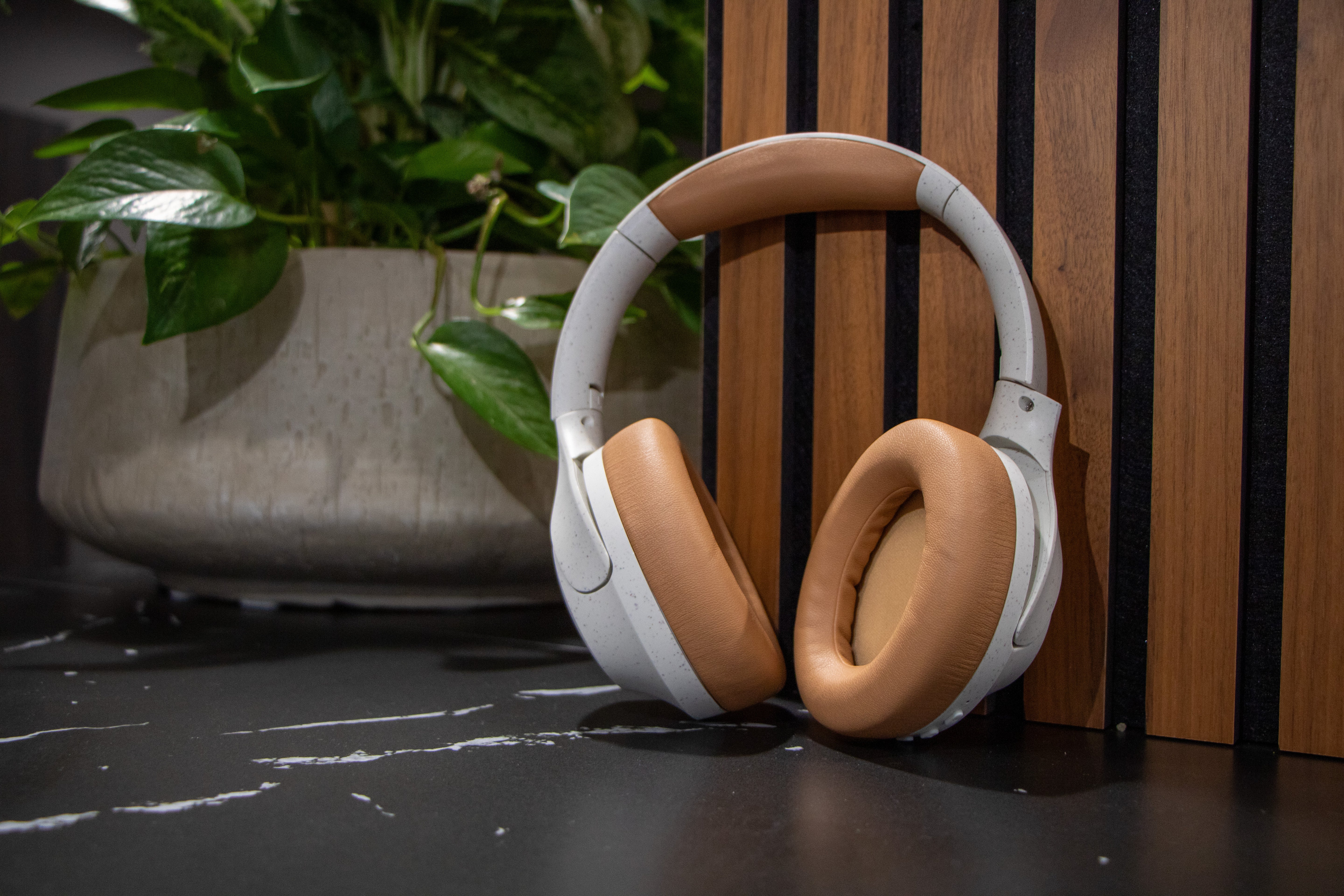 Kabellose Bluetooth®-Kopfhörer mit aktiver Geräuschunterdrückung und integrierten Mikrofonen Grau / Weiß