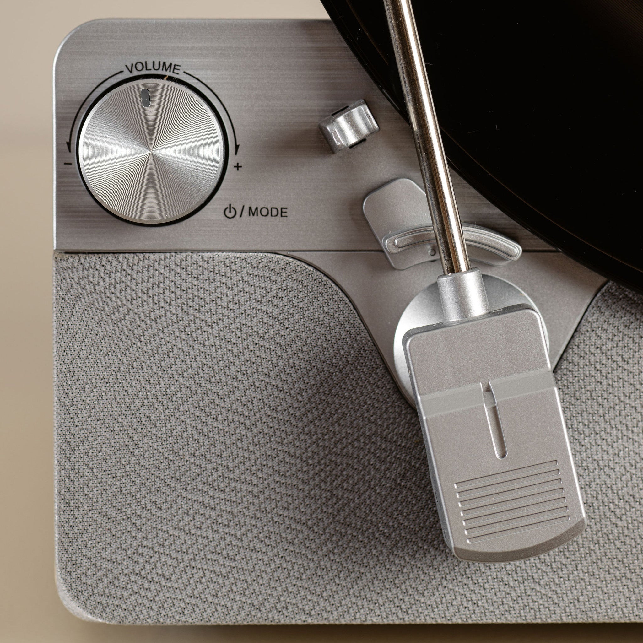 Vollautomatischer vertikaler Plattenspieler mit eingebauten Lautsprechern und Bluetooth® Silver