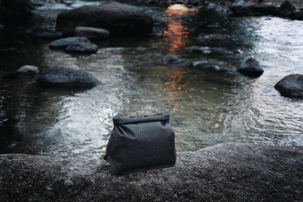 Matador FlatPak Waterproof Toiletry Case (charcoal) - Der Flatpak Kulturbeutel ist eine ultraleichte und wasserdichte Lösung für unterwegs ohne Risiko das etwas ausläuft.