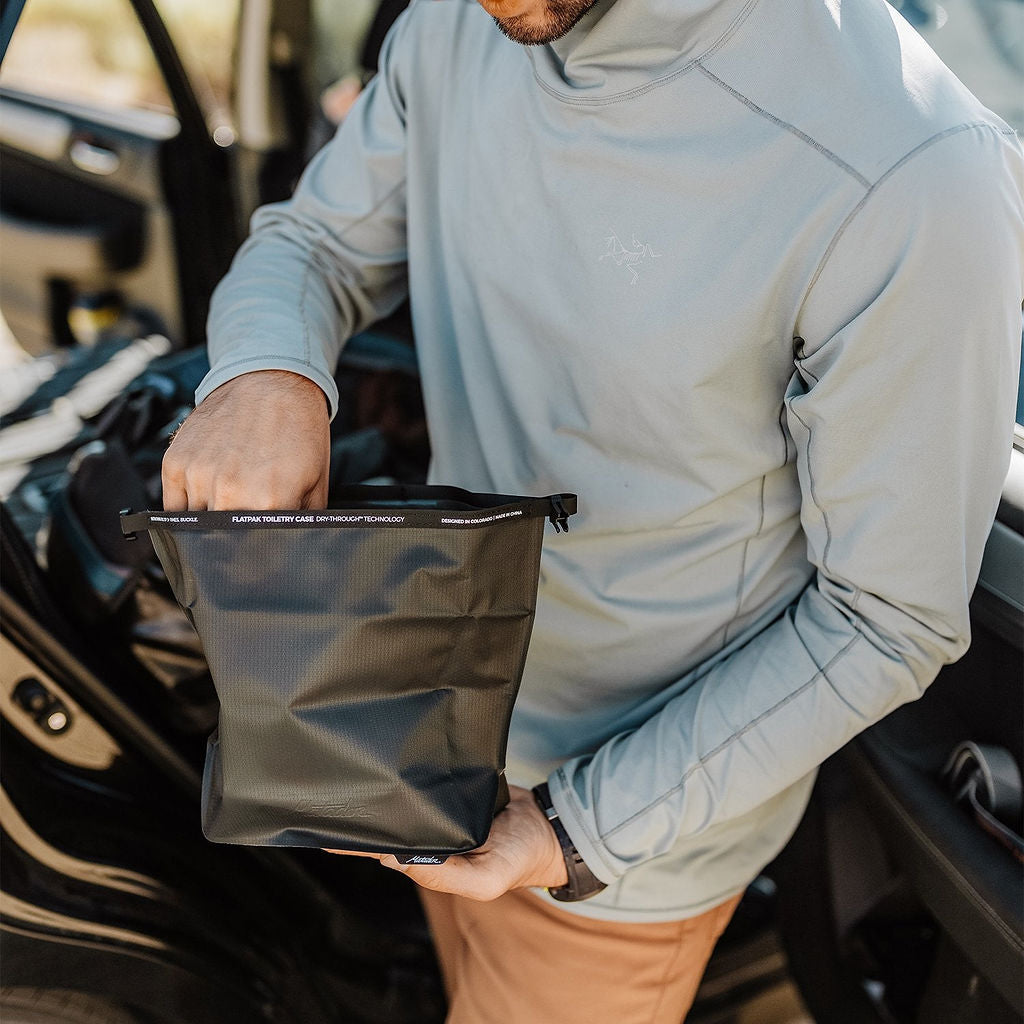 Matador FlatPak Waterproof Toiletry Case (charcoal) - Der Flatpak Kulturbeutel ist eine ultraleichte und wasserdichte Lösung für unterwegs ohne Risiko das etwas ausläuft.