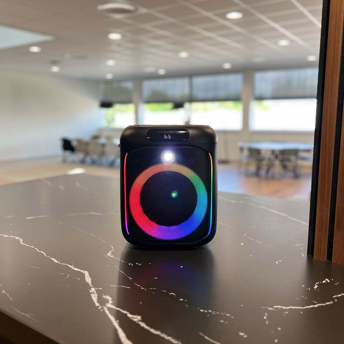 Kompakter IPX4 Bluetooth® Party-Lautsprecher mit drahtlosem Mikrofon