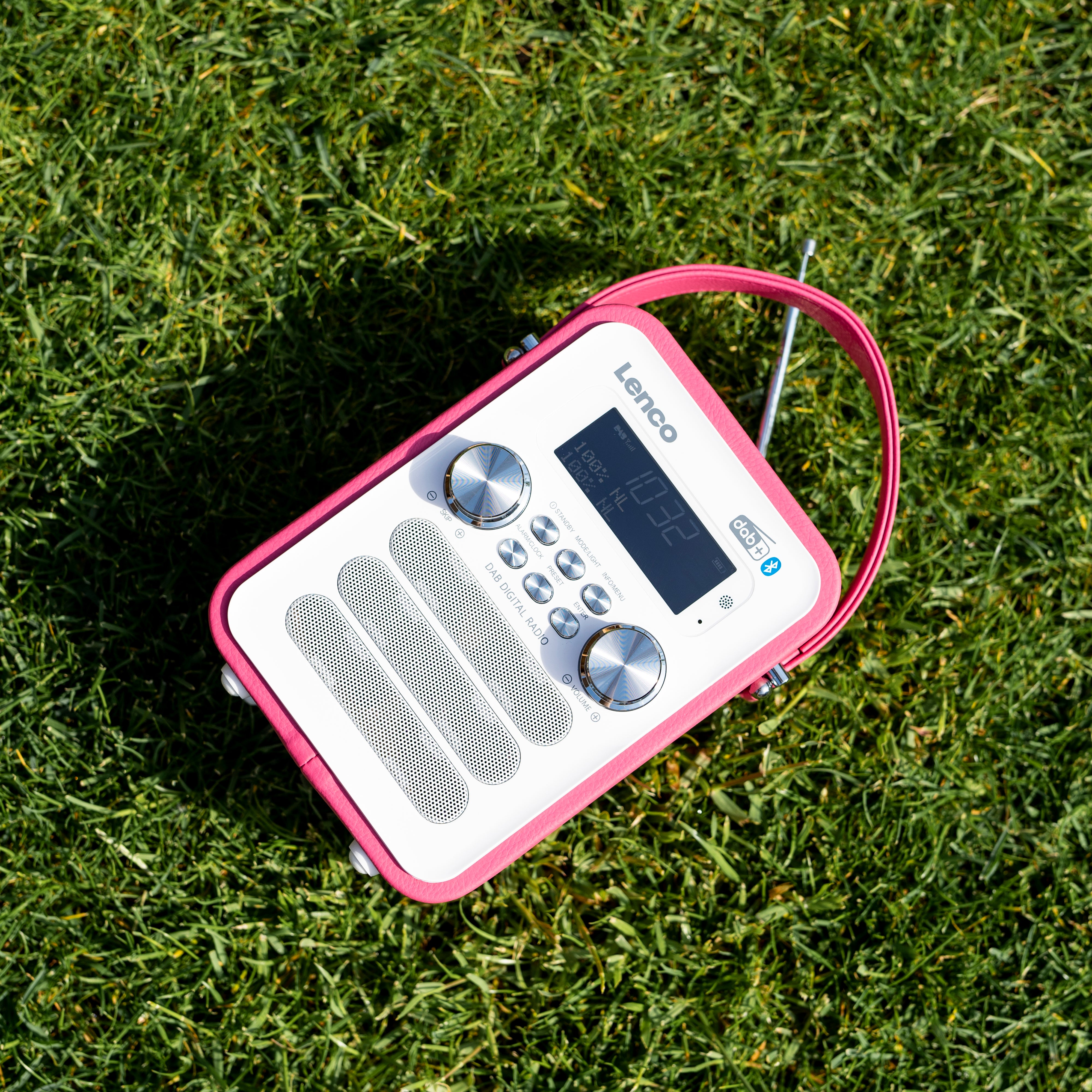 Tragbares DAB+ FM Radio mit Bluetooth® und AUX-Eingang, wiederaufladbare Batterie Weiß