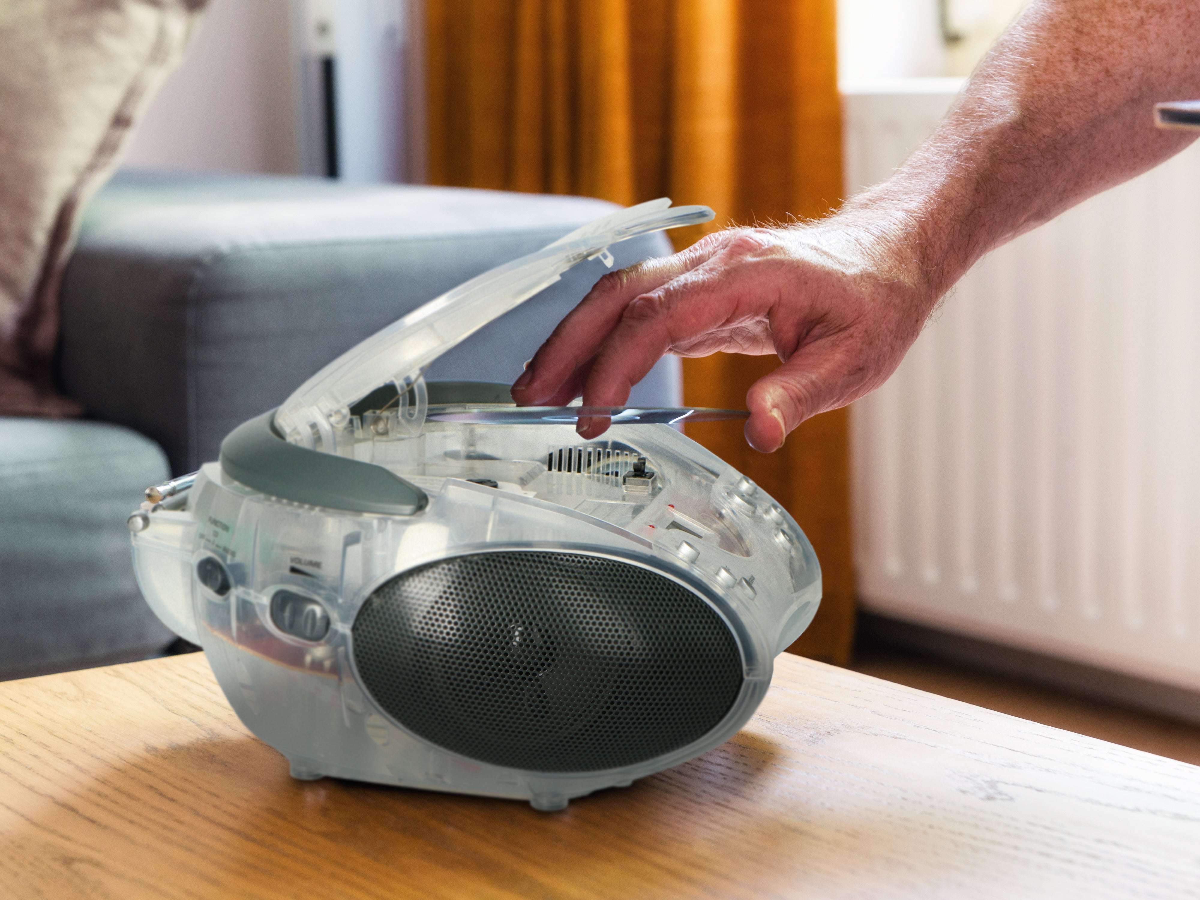 Tragbares Stereo-FM-Radio mit CD-Player Transparent