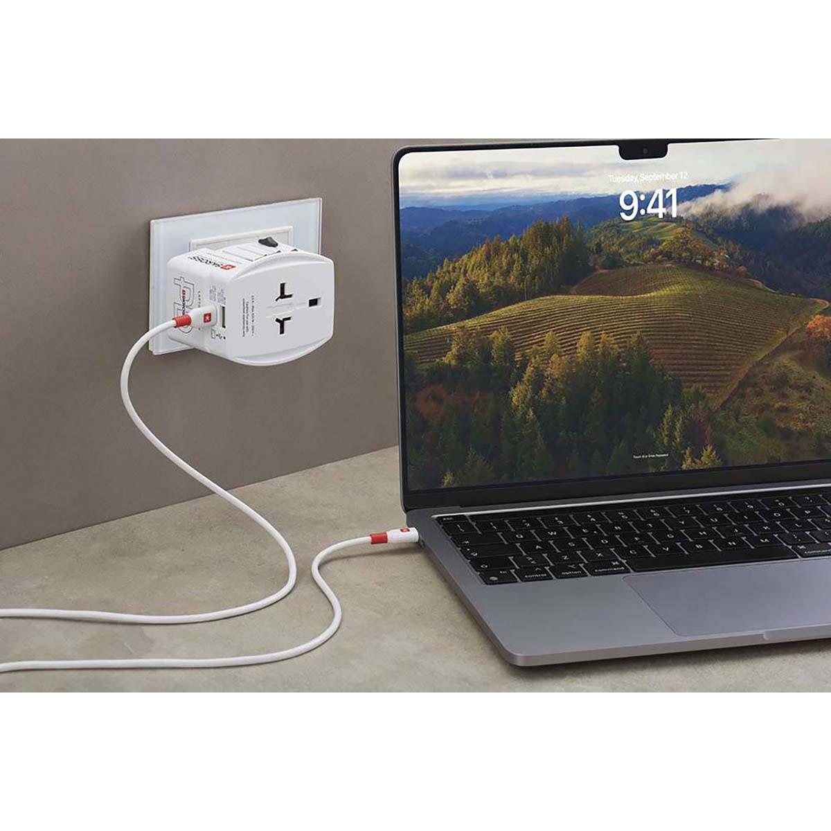 2-poliger Weltreise-Adapter mit integriertem Dual-USB-Ladegerät (1x USB C & 1 x USB) 45 Watt Power Delivery