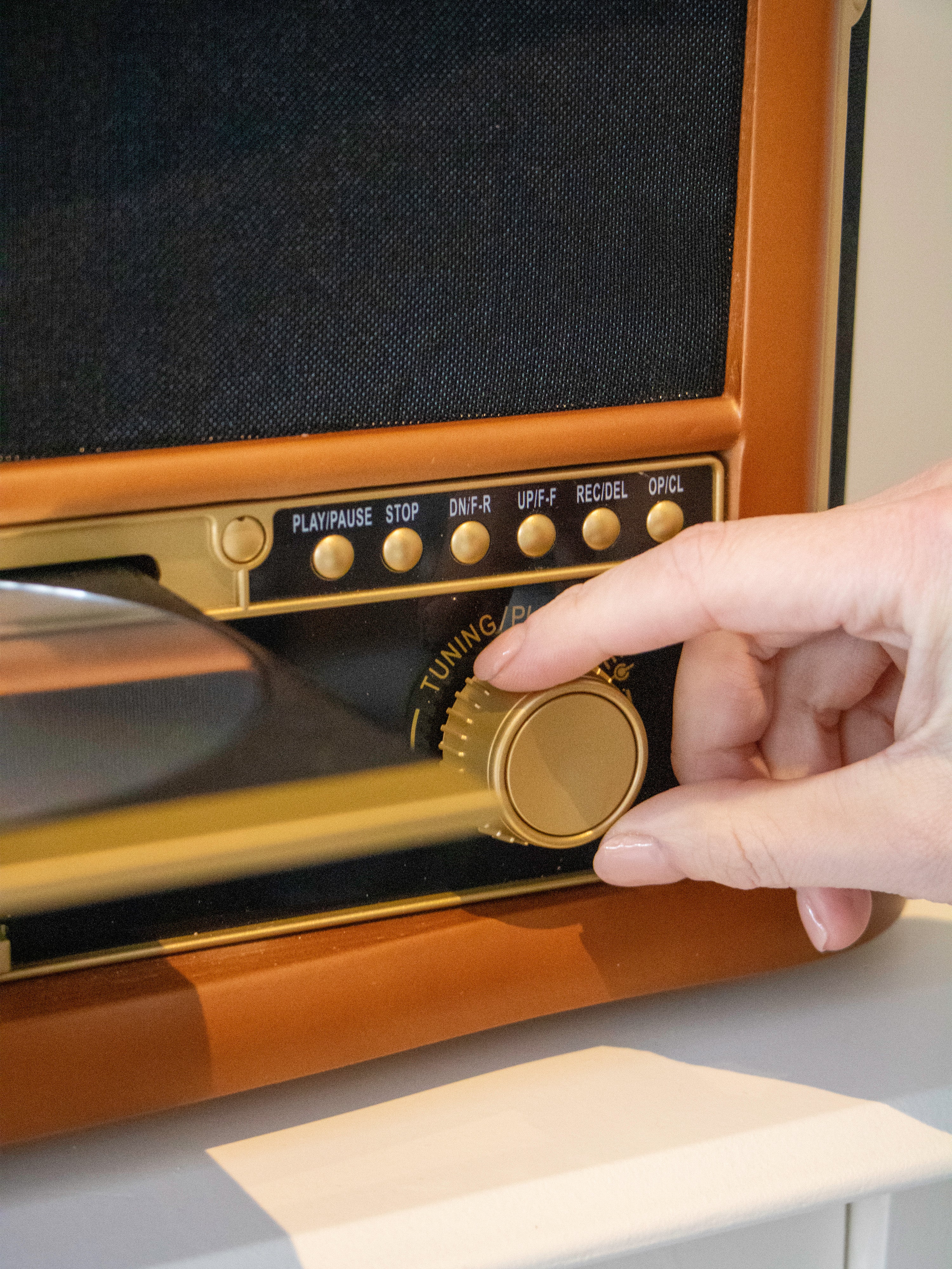 Retro-Plattenspieler aus Holz mit Bluetooth®, DAB+/FM-Radio, USB-Verschlüsselung, CD-Player, Kassettenspieler und eingebauten Lautsprechern