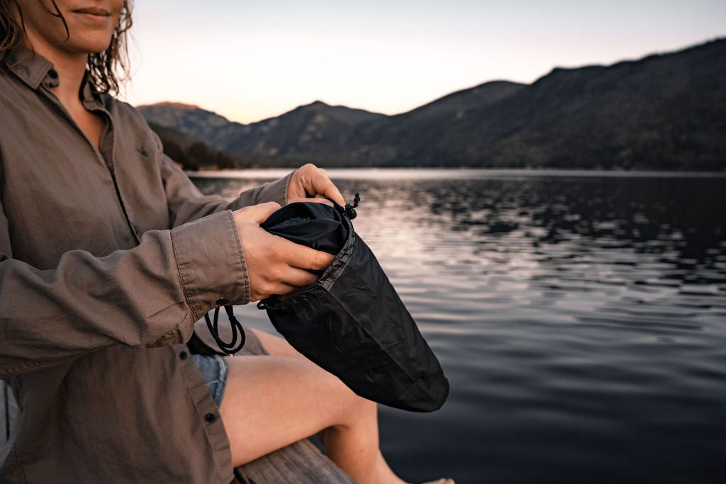 Matador Droplet MATADOR Droplet (Schwarz) - Wasserfester Beutel mit Kordelzug; Kleine Säckchen zum Befüllen & Stoffsack; Ideal für Fitnessstudio, Wäscherei, Strand, Schmuck; Turnbeutel für Männer und Frauen