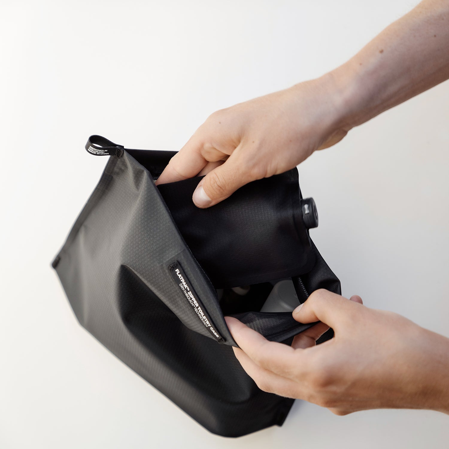 Matador FlatPak Zipper Toiletry Case (charcoal)