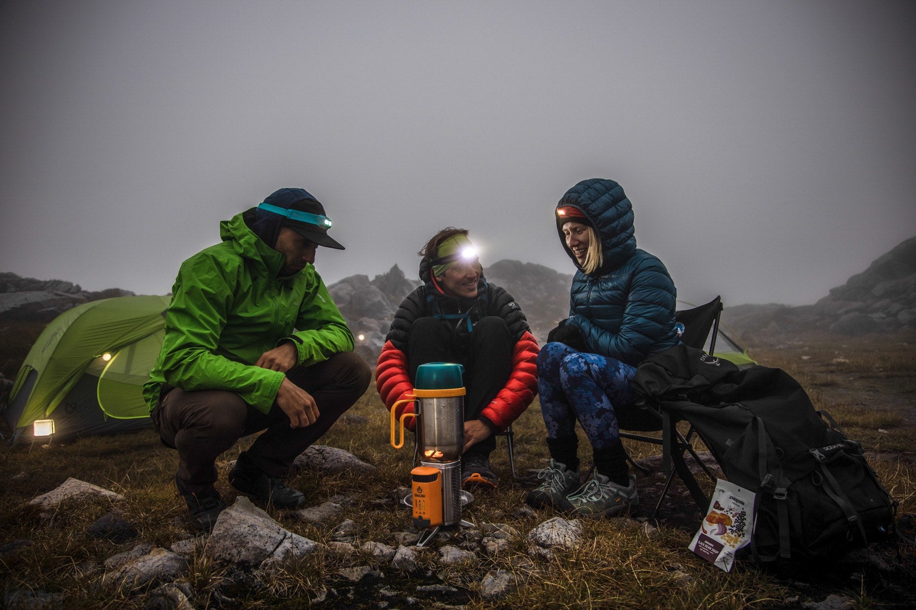 BioLite CampStove Complete Cook Kit - Campingkocher und Ladestation für Smartphones . Aus Holzfeuer Strom erzeugen !