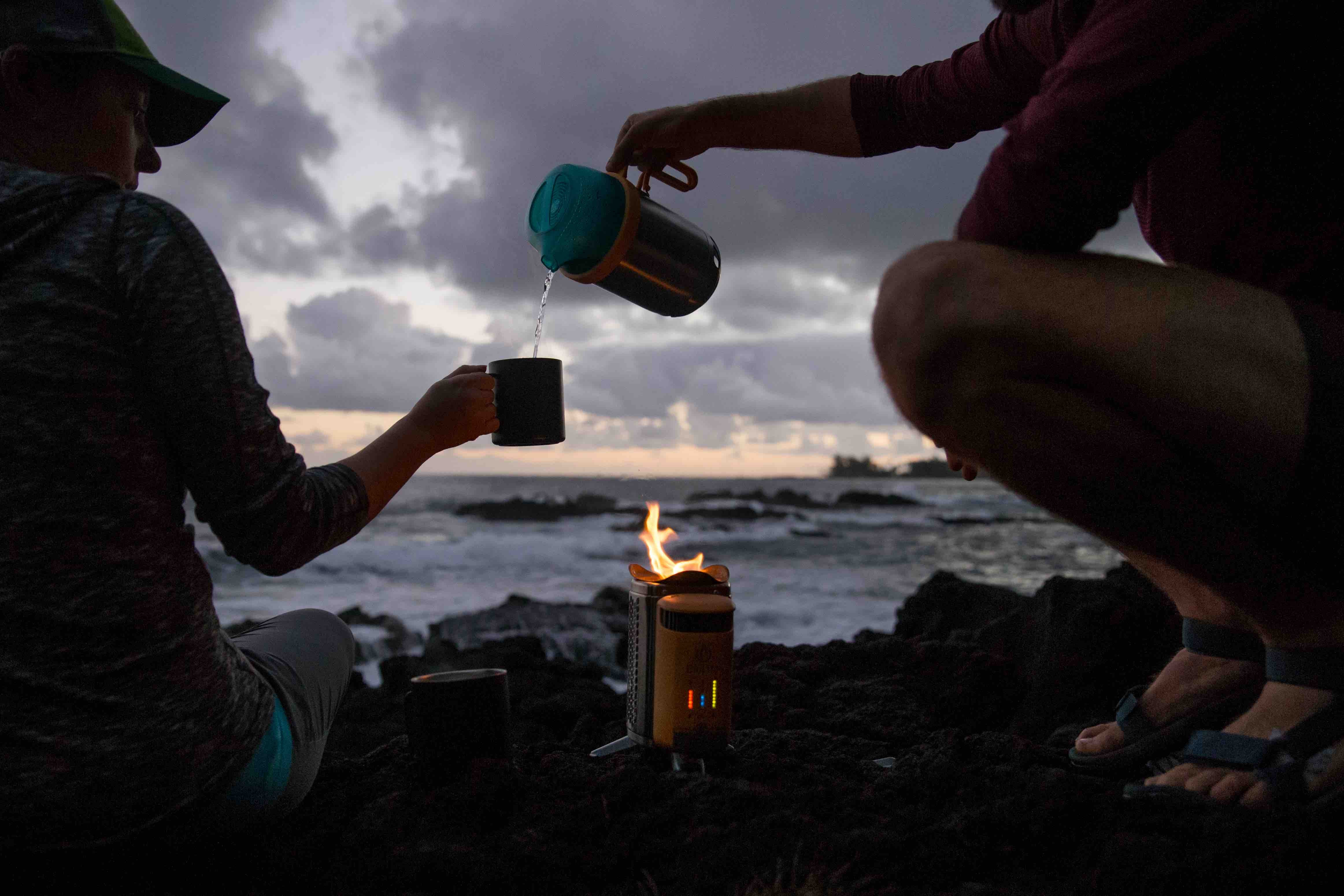 BioLite CampStove Complete Cook Kit - Campingkocher und Ladestation für Smartphones . Aus Holzfeuer Strom erzeugen !
