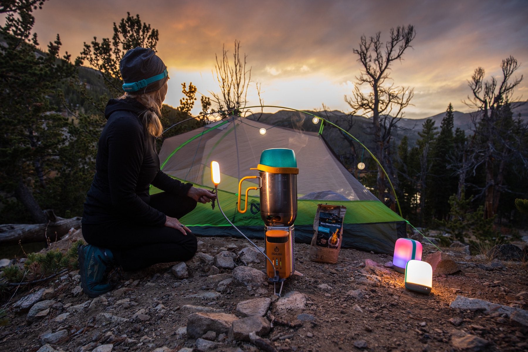 BioLite CampStove Complete Cook Kit - Campingkocher und Ladestation für Smartphones . Aus Holzfeuer Strom erzeugen !