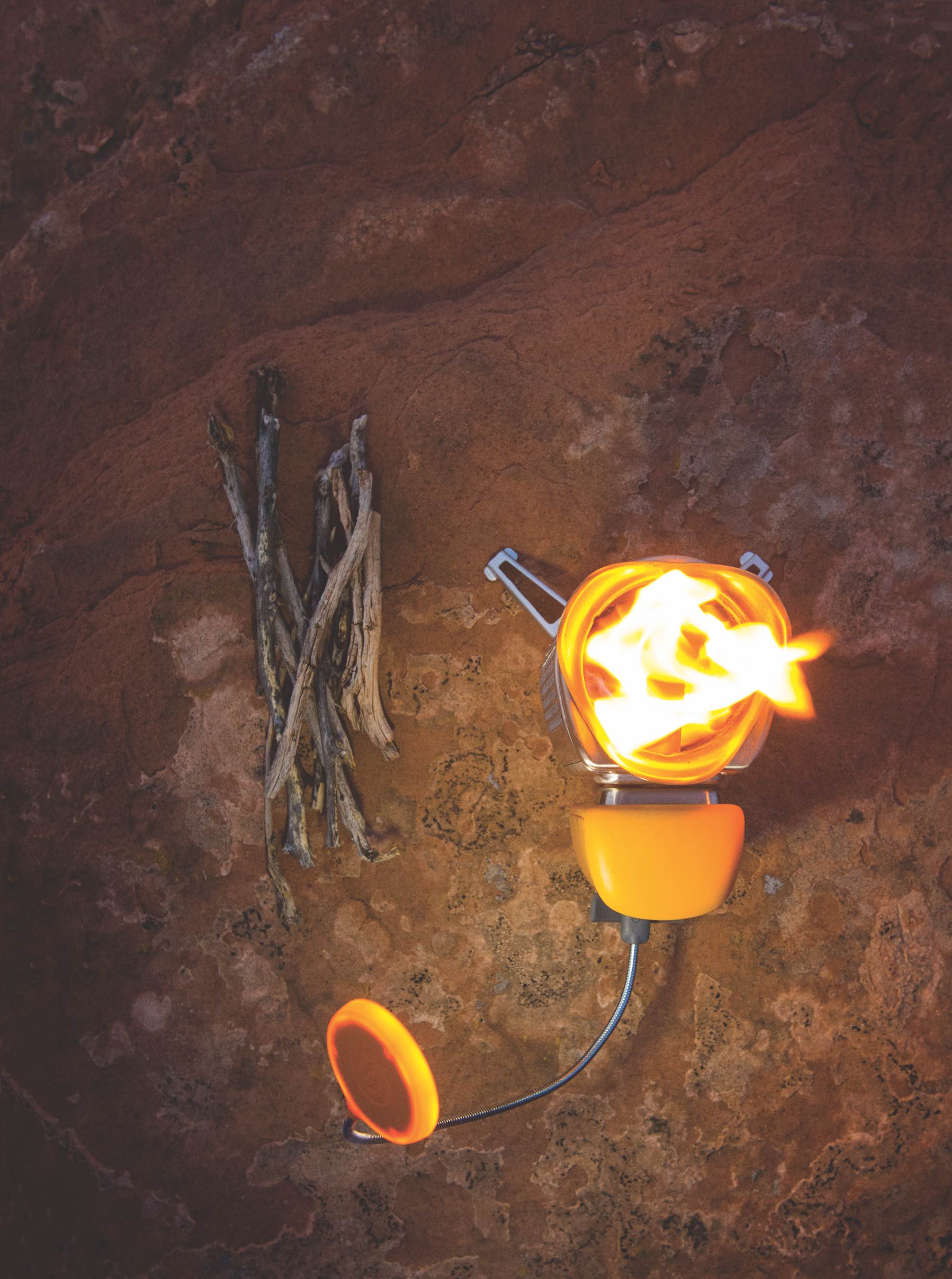 BioLite CampStove Complete Cook Kit - Campingkocher und Ladestation für Smartphones . Aus Holzfeuer Strom erzeugen !