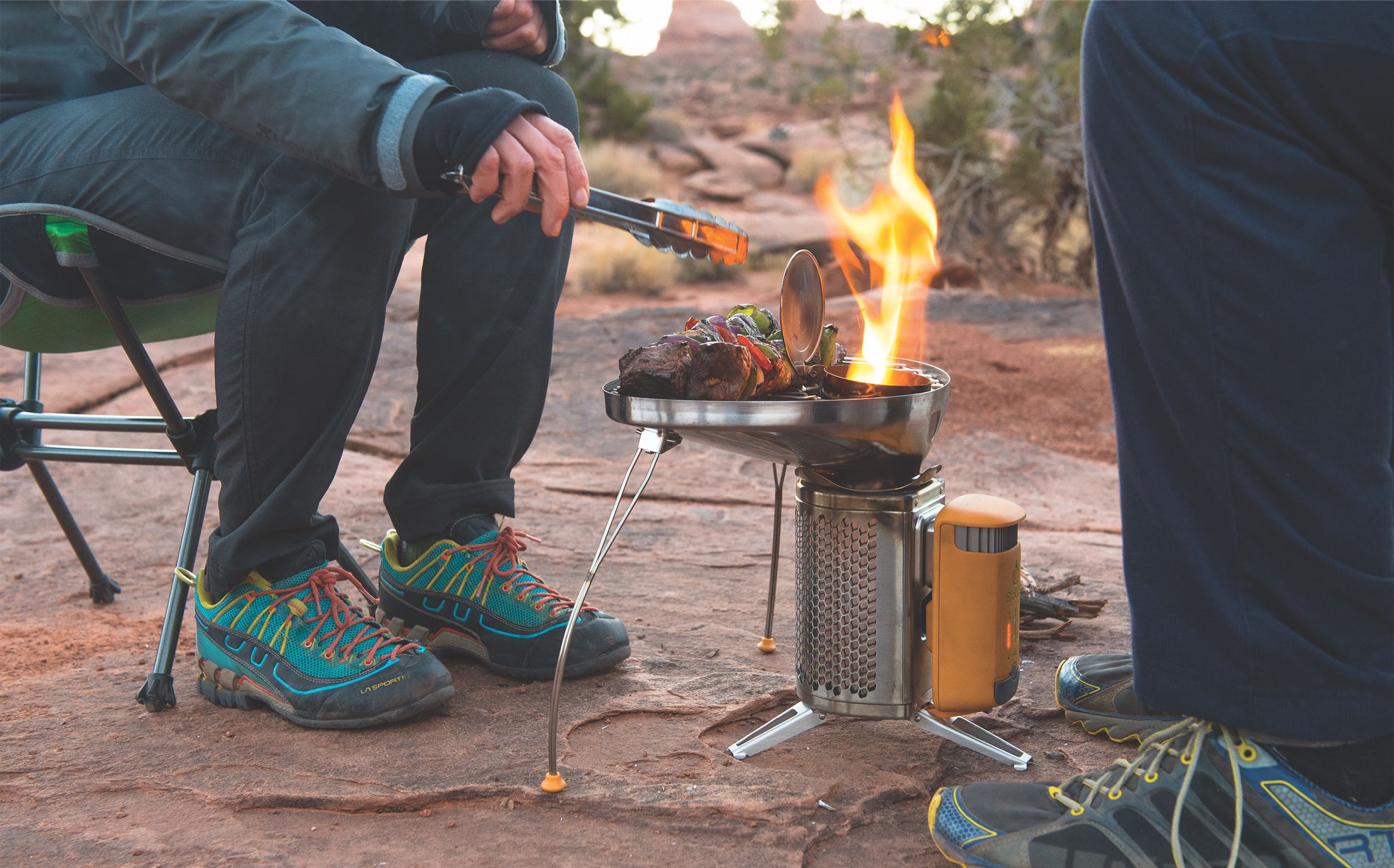 BioLite CampStove Complete Cook Kit - Campingkocher und Ladestation für Smartphones . Aus Holzfeuer Strom erzeugen !