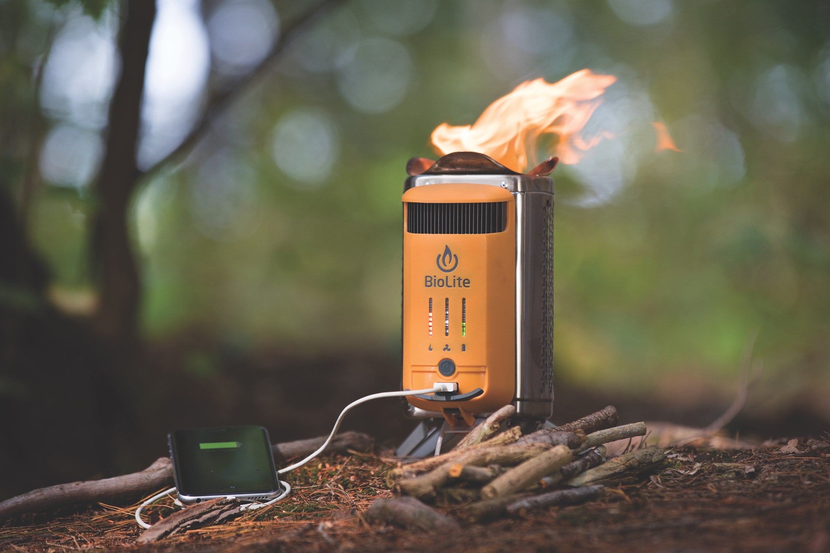 BioLite CampStove Complete Cook Kit - Campingkocher und Ladestation für Smartphones . Aus Holzfeuer Strom erzeugen !