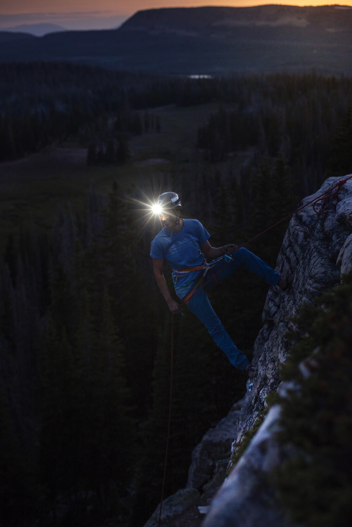 High-Performance Stirnlampe mit 750 Lumen, Li-Ion Akku und nur 150 g Gewicht von BioLite