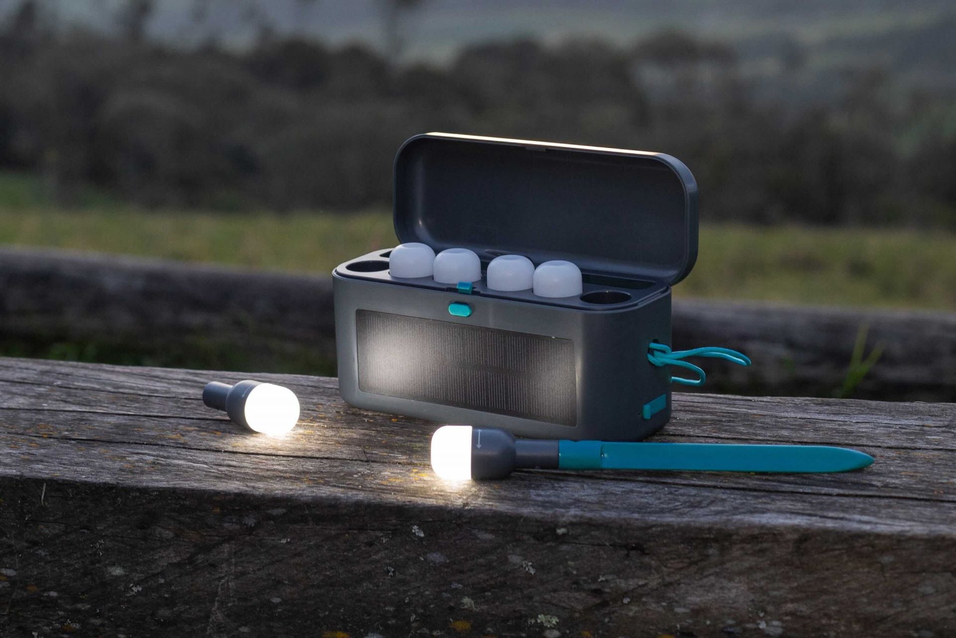 BioLite Site Lights Set mit 6 Hängeleuchten und Solar-Ladecase von BioLite