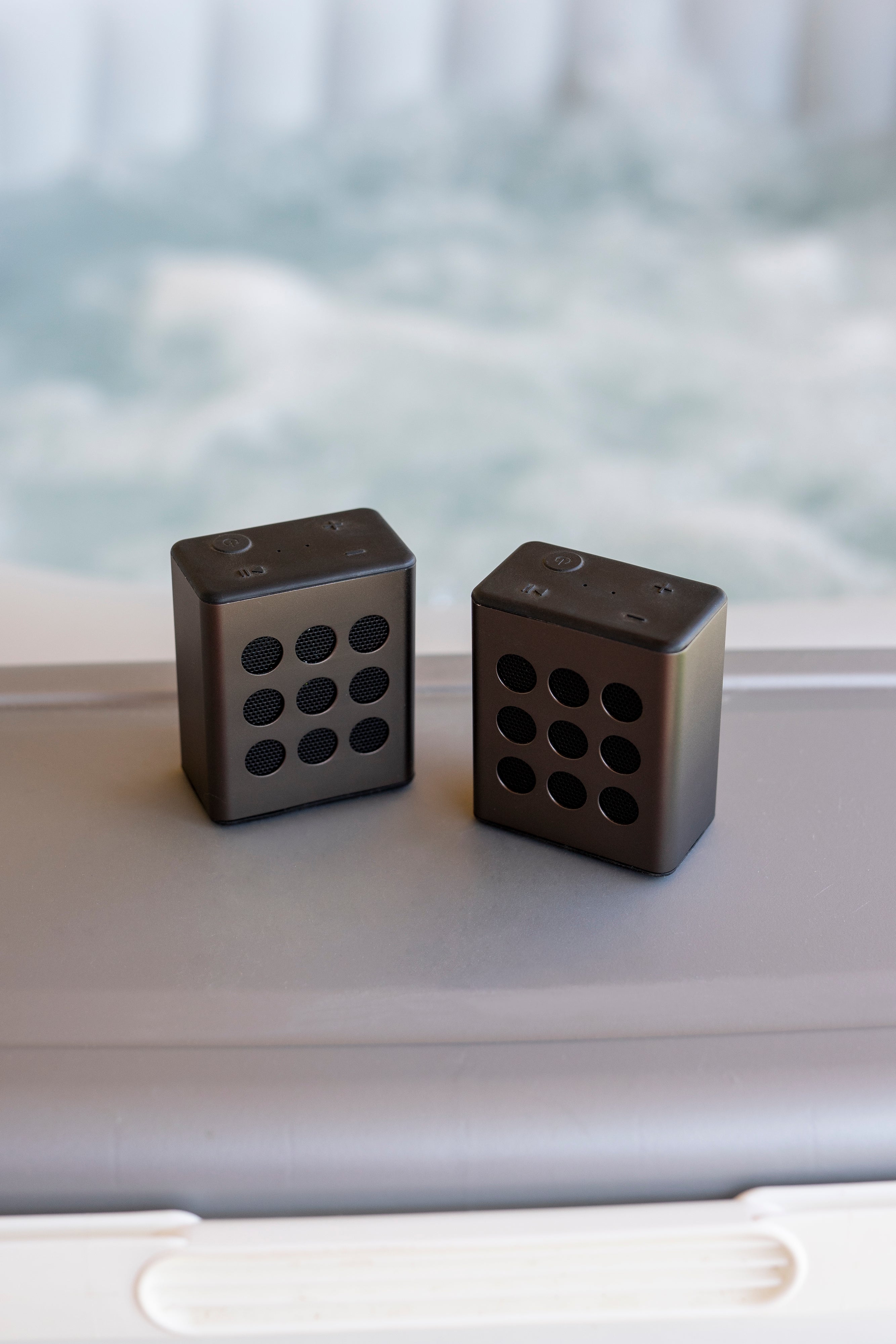 Bluetooth®-Stereo-Lautsprecherset mit 8 Stunden Spielzeit mit Zubehör Grau
