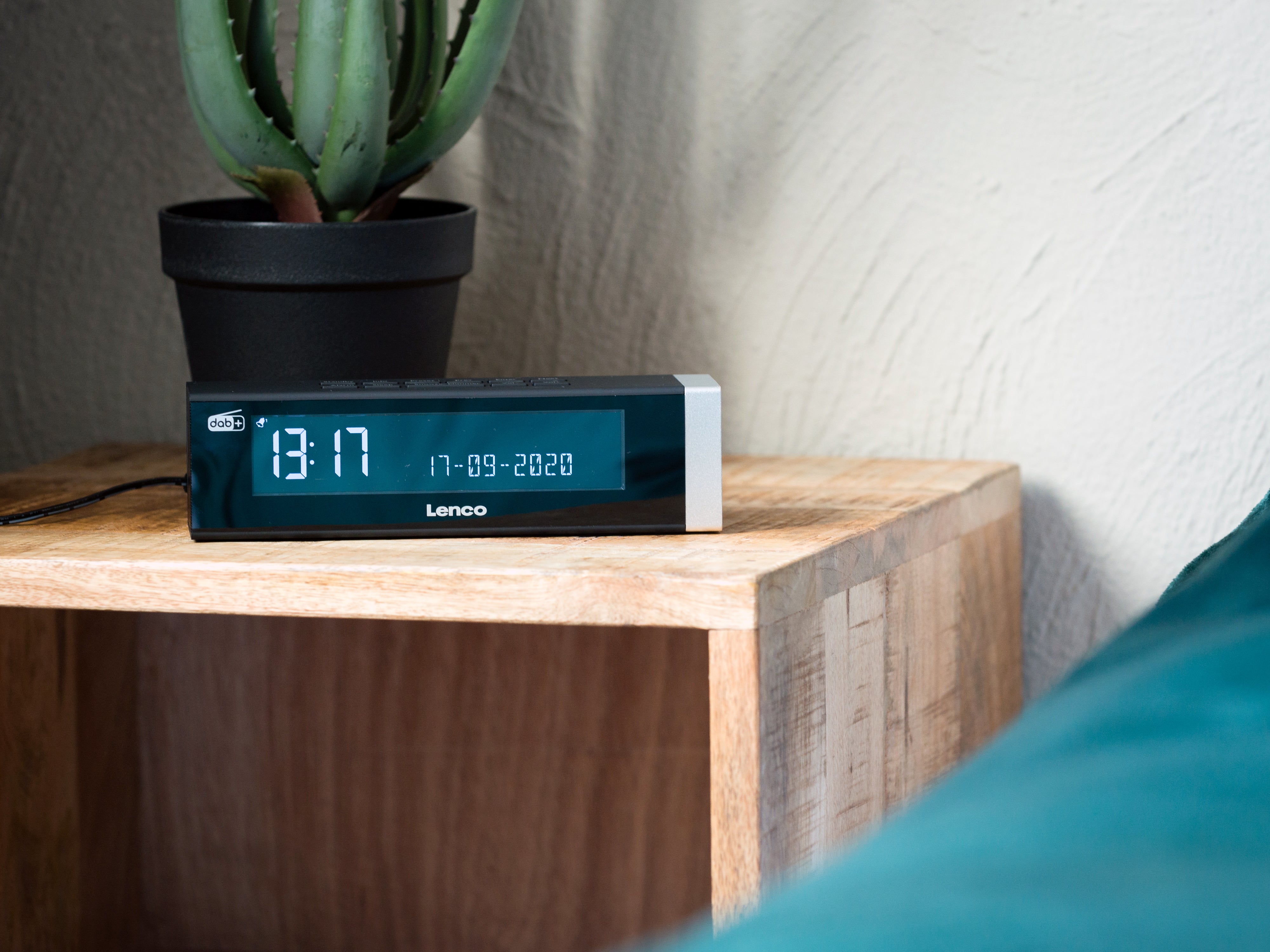 DAB+ fm clock radio with usb charging