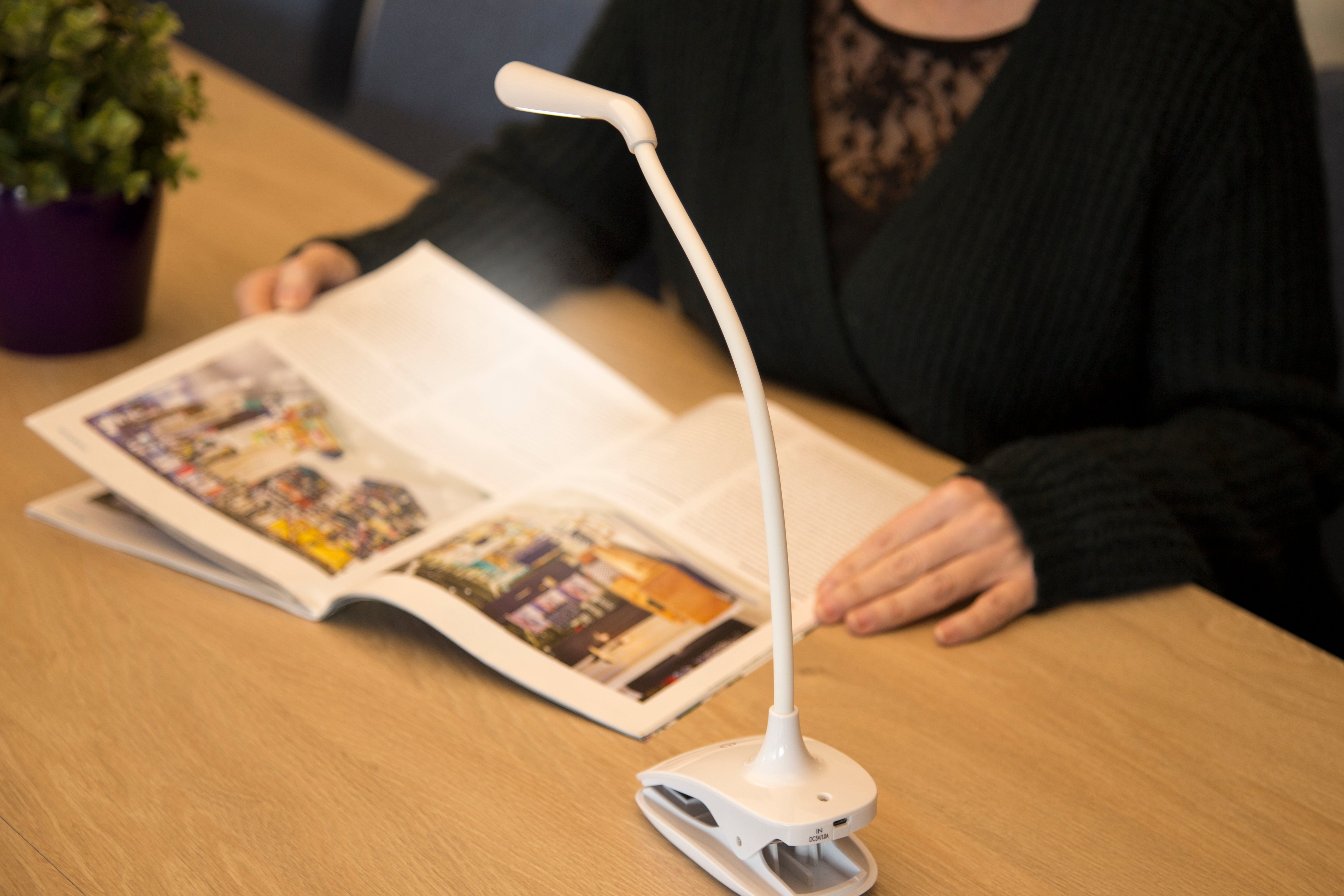 Wiederaufladbare LED-Lampe mit Klemme Weiß