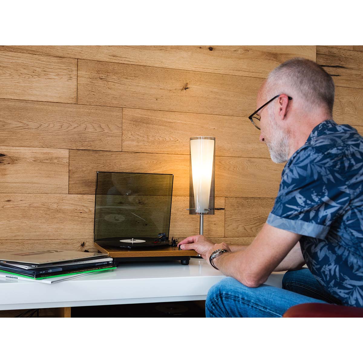 Plattenspieler mit eingebauten Lautsprechern - Holz