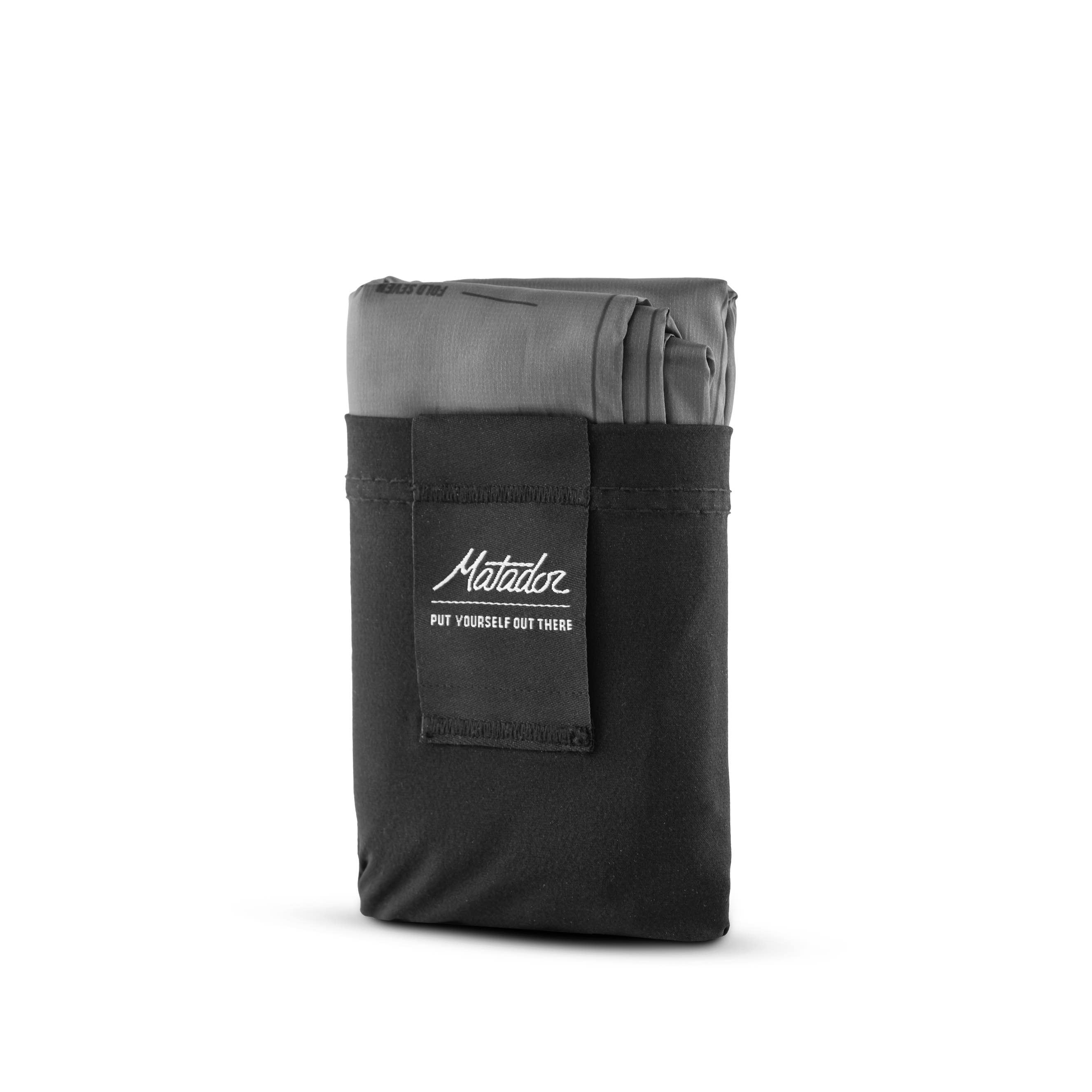 Ultraleichte und wasserabweisende Outdoor-Decke mit Befestigungshaken (160 x 110 cm) von Matador Pocket Blanket 4.0 (black)