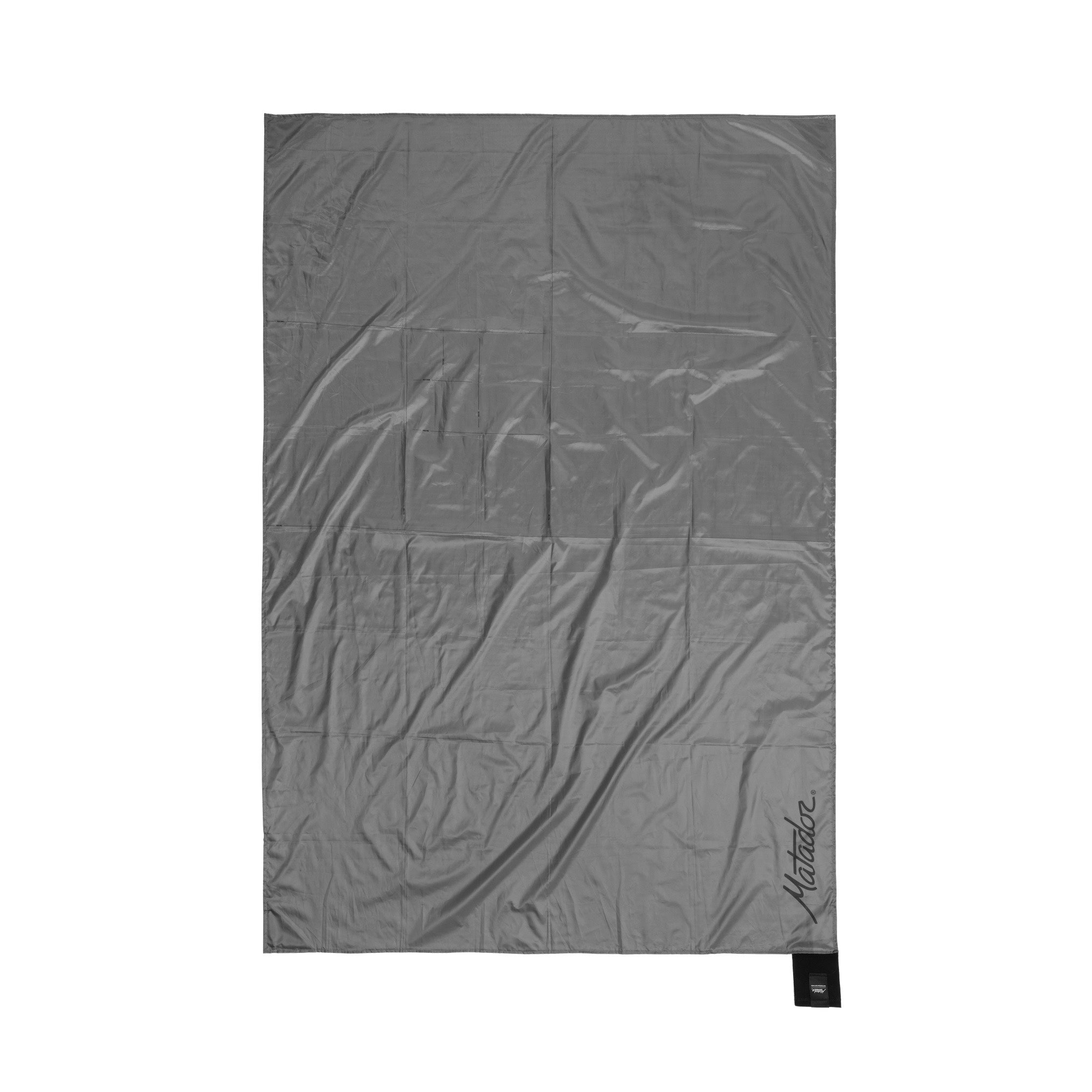 Ultraleichte und wasserabweisende Outdoor-Decke mit Befestigungshaken (160 x 110 cm) von Matador Pocket Blanket 4.0 (black)