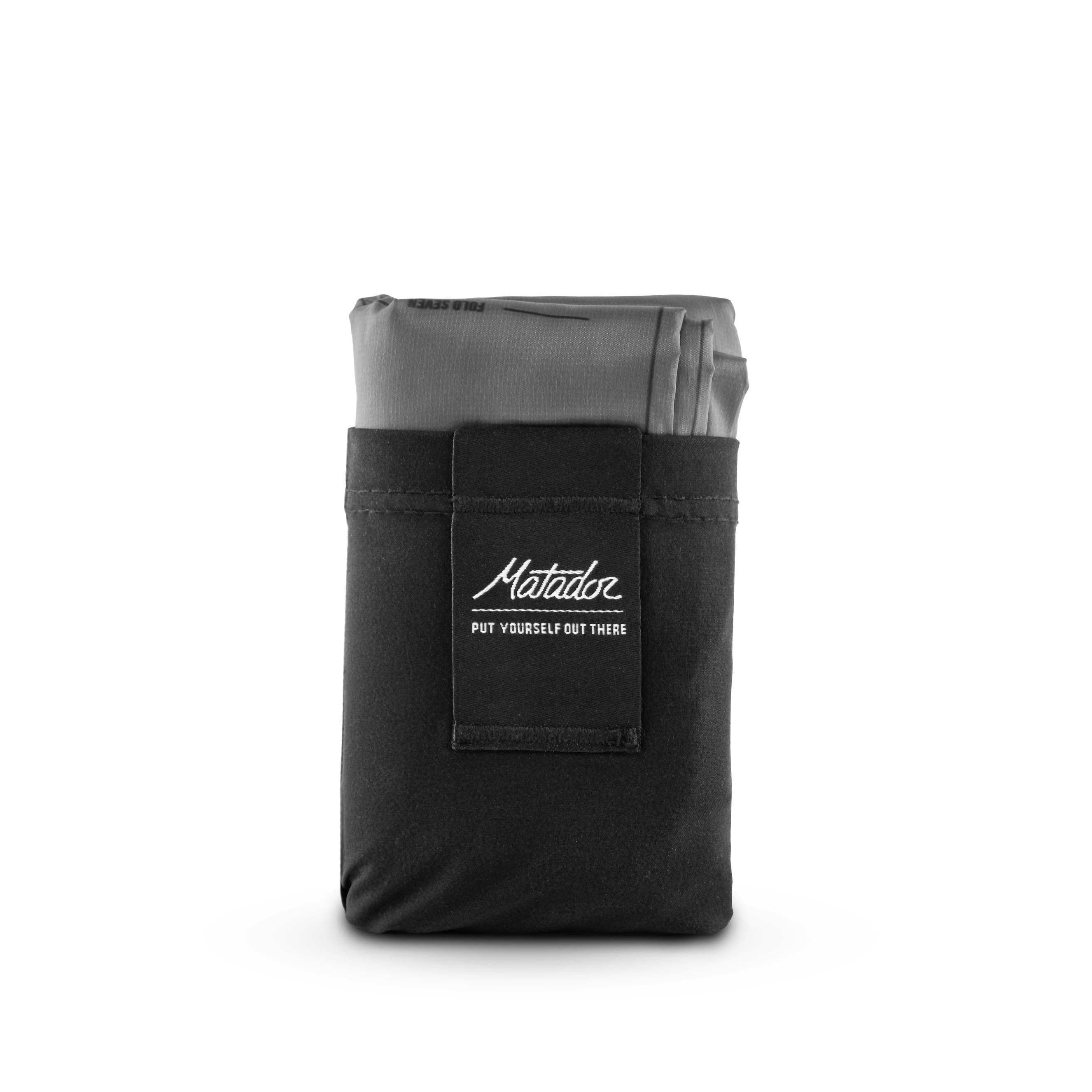 Ultraleichte und wasserabweisende Outdoor-Decke mit Befestigungshaken (160 x 110 cm) von Matador Pocket Blanket 4.0 (black)