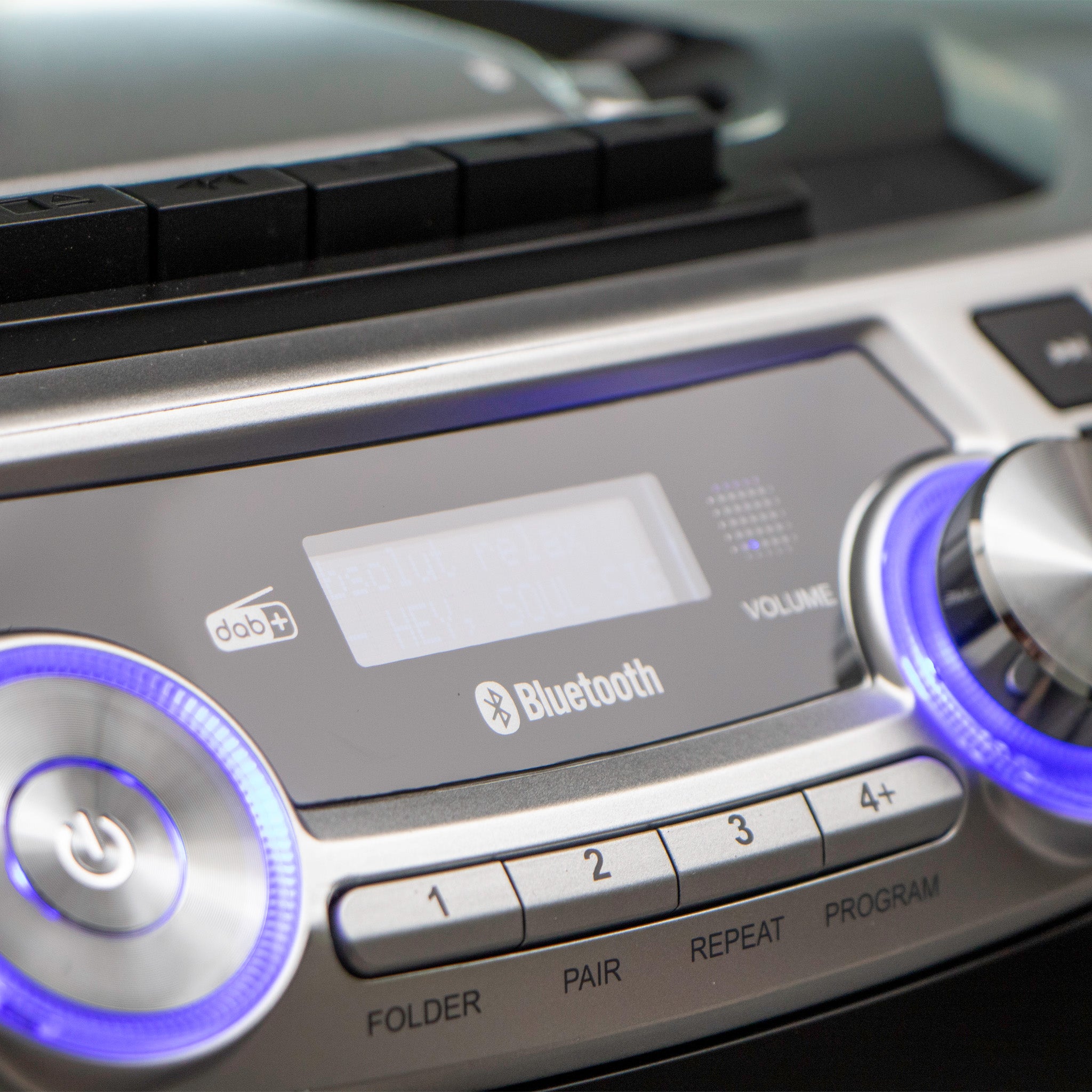 Tragbare Boombox mit DAB+/FM-Radio, Bluetooth®, CD, Kassettenrecorder und USB-Player Silber