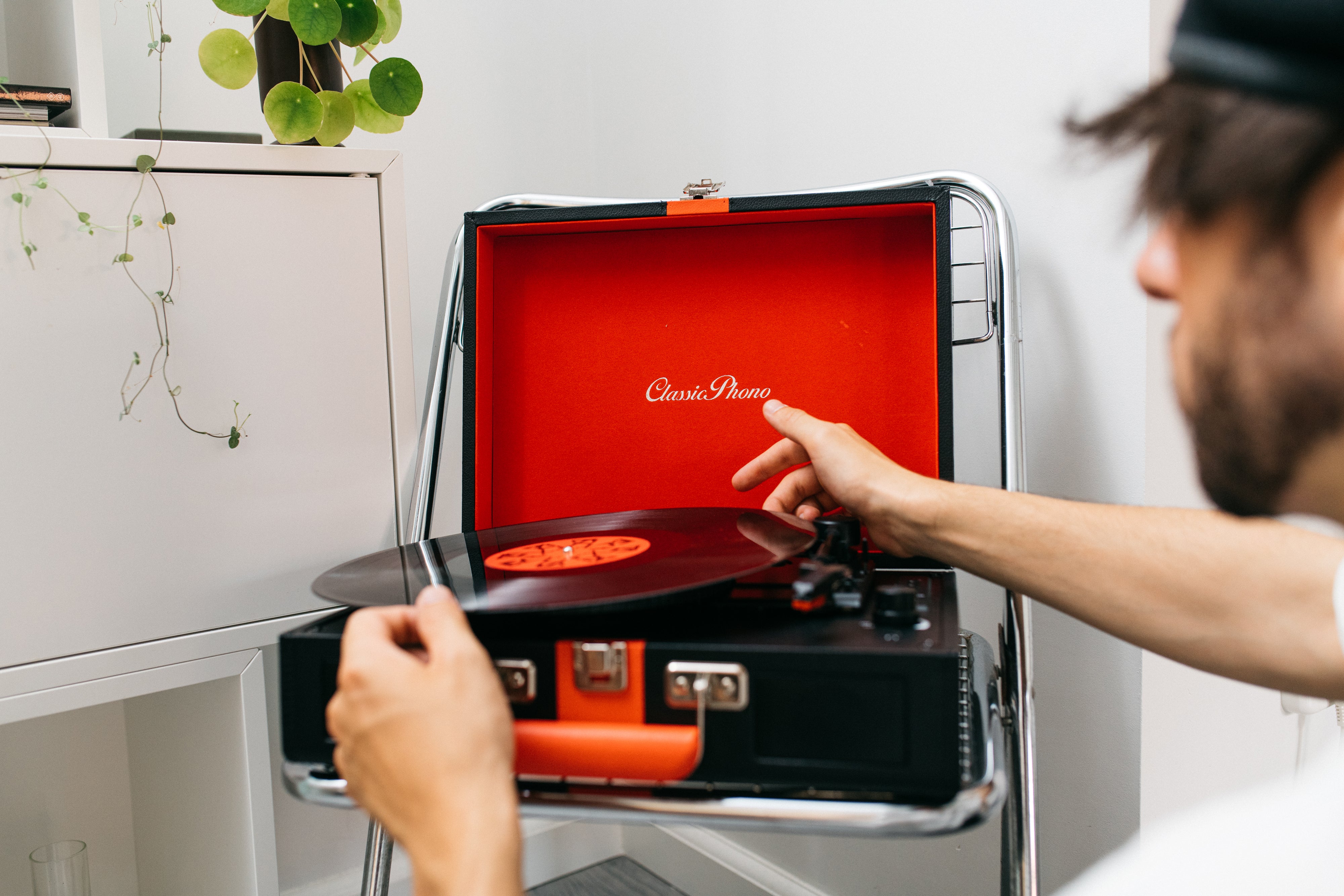 Plattenspieler mit Bluetooth®-Empfang und eingebauten Lautsprechern Schwarz / Rot