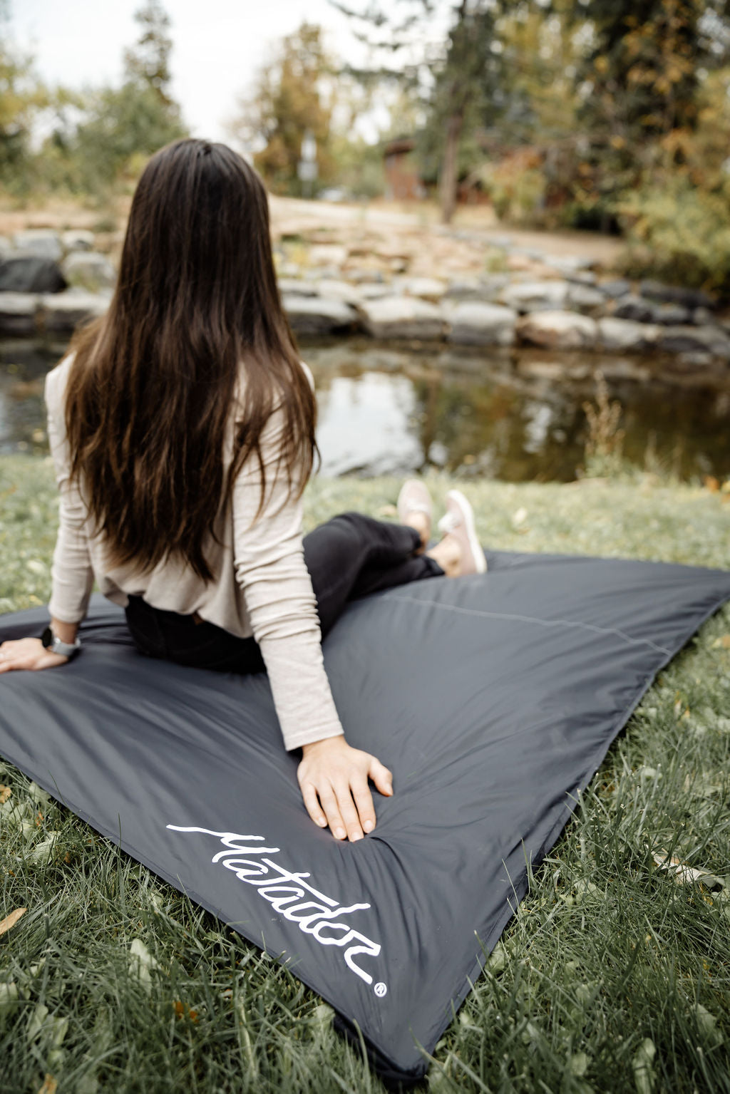 Ultraleichte und wasserabweisende Outdoor-Decke mit Befestigungshaken (160 x 110 cm) von Matador Pocket Blanket 4.0 (black)