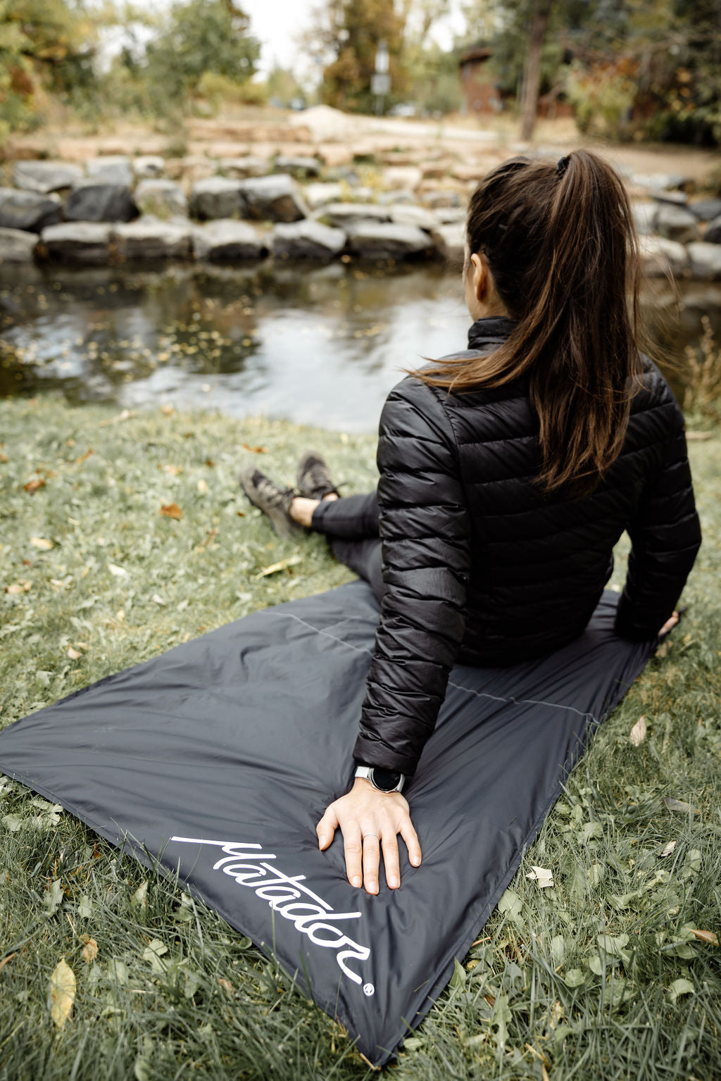 Ultraleichte und wasserabweisende Outdoor-Decke mit Befestigungshaken (160 x 110 cm) von Matador Pocket Blanket 4.0 (black)