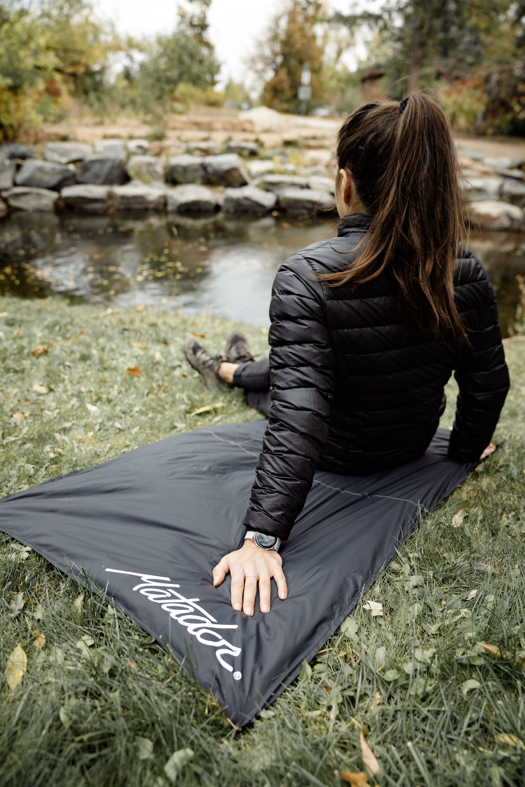 Ultraleichte und wasserabweisende Outdoor-Decke mit Befestigungshaken (160 x 110 cm) von Matador Pocket Blanket 4.0 (black)