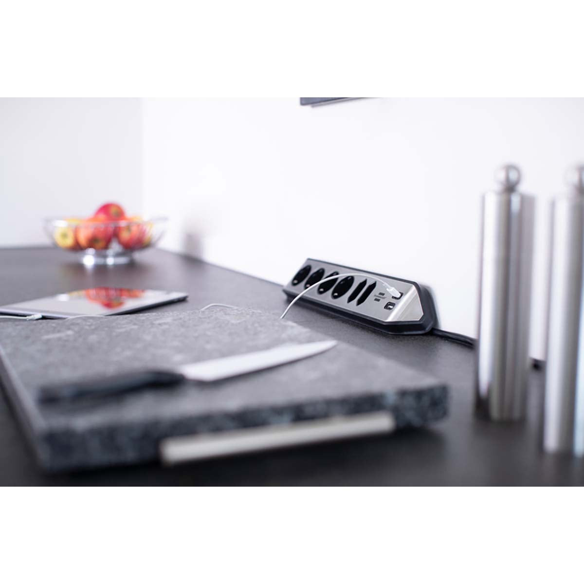 Estilo Eck-Steckdosenleiste 6-fach mit hochwertiger Edelstahloberfläche für Küche und Büro (Tischsteckdose mit 4x Schutzkontakt-Steckdosen, 2x Euro-Steckdosen, inkl. USB-Ladefunktion) TYPE F
