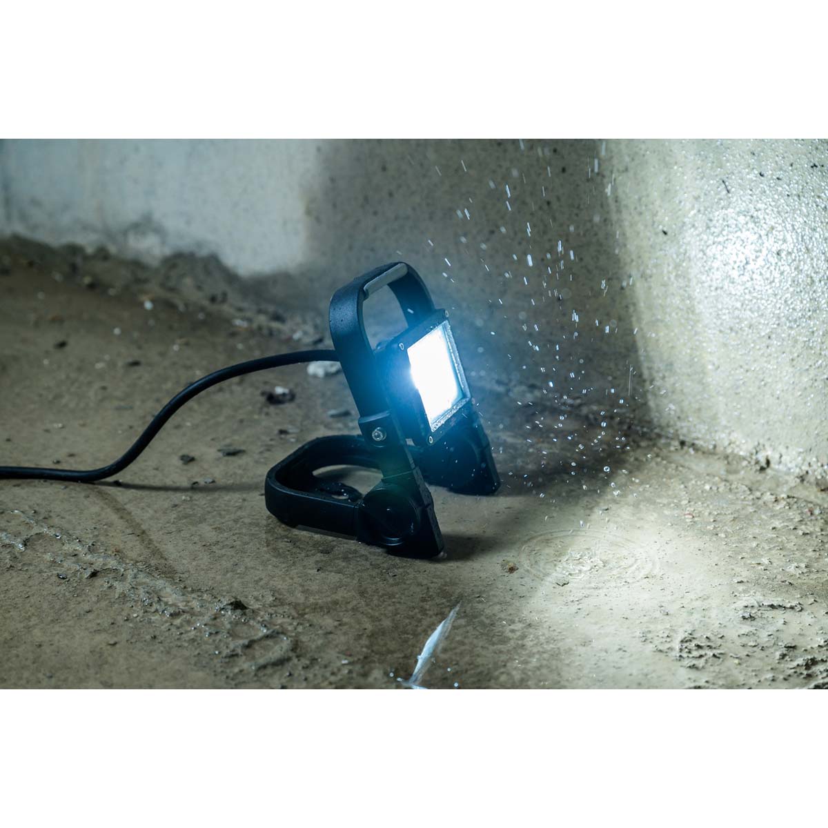 Mobile LED-Bauleuchte JARO 1060 M / LED-Notbeleuchtung für außen 10W (Arbeitsleuchte mit 2m Kabel und Schnellspanner, LED-Fluter IP65, 1150lm)