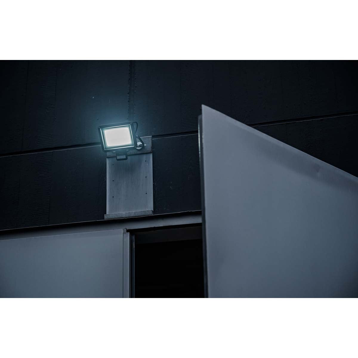 LED-Strahler JARO 7060 P (LED-Fluter zur Wandmontage für den Außenbereich IP65, 50W, 5800lm, 6500K, mit Bewegungsmelder)