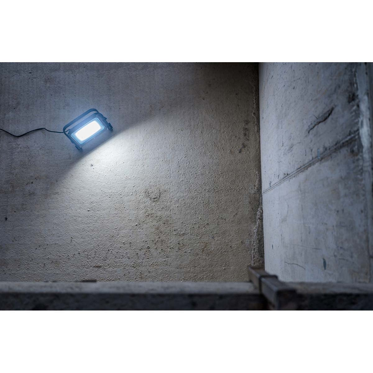 Mobile LED-Bauleuchte JARO 20060 M / LED-Arbeitsleuchte 150W für außen (LED-Fluter mit 5m Kabel, LED-Notbeleuchtung mit 17500lm aus hochwertigem Aluminium, dimmbar, IP65)