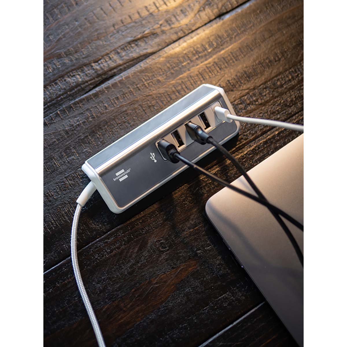 Estilo USB Multi-Ladegerät mit 1,50 m Textilkabel 4x USB A + 1x USB C TYPE F