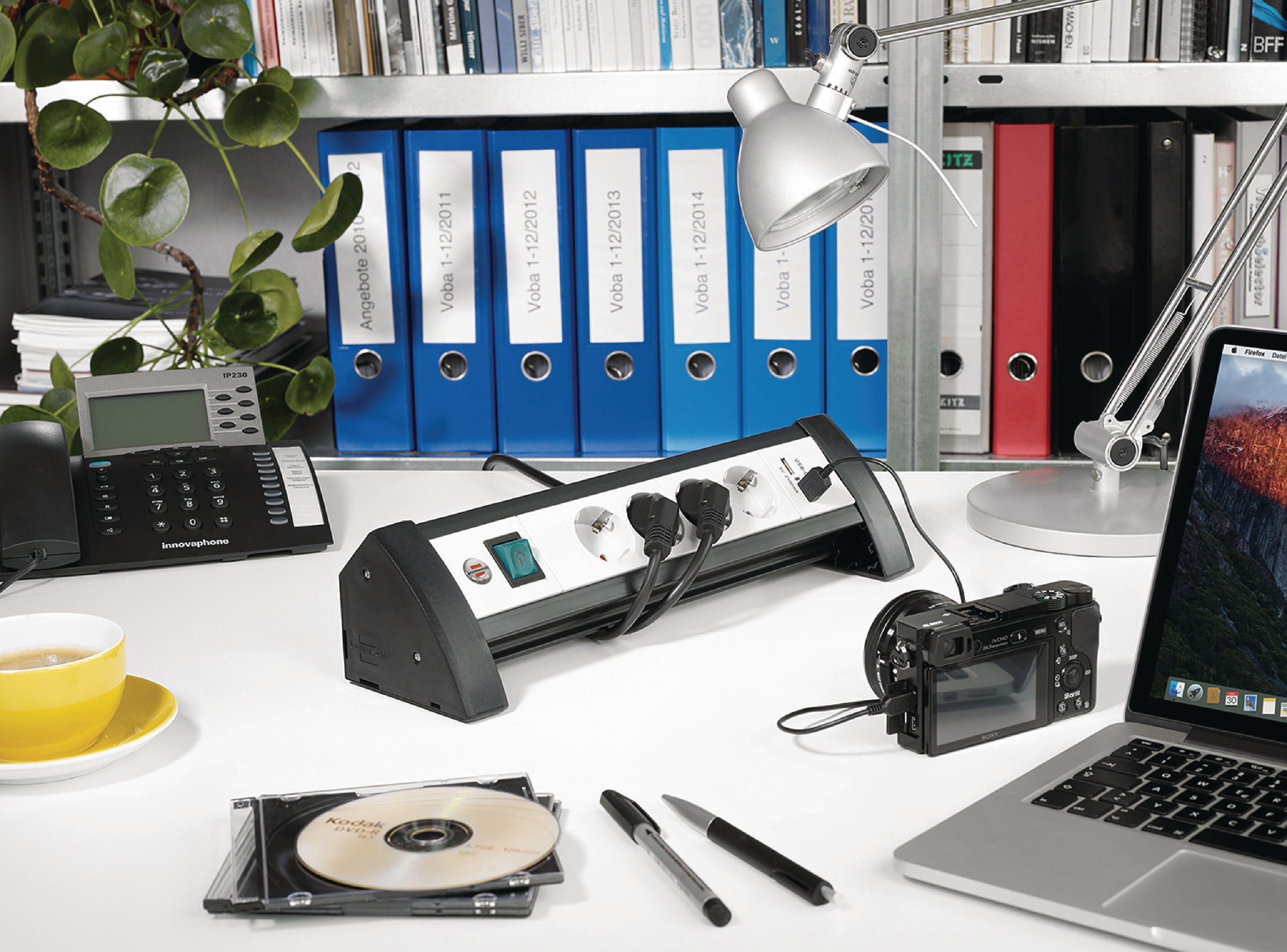 Premium-Office-Line Steckdosenleiste 4-fach mit Schalter (Steckerleiste für den Schreibtisch mit 1,8m Kabel und 2x USB, max. 3100 mA, Made in Germany) TYPE F