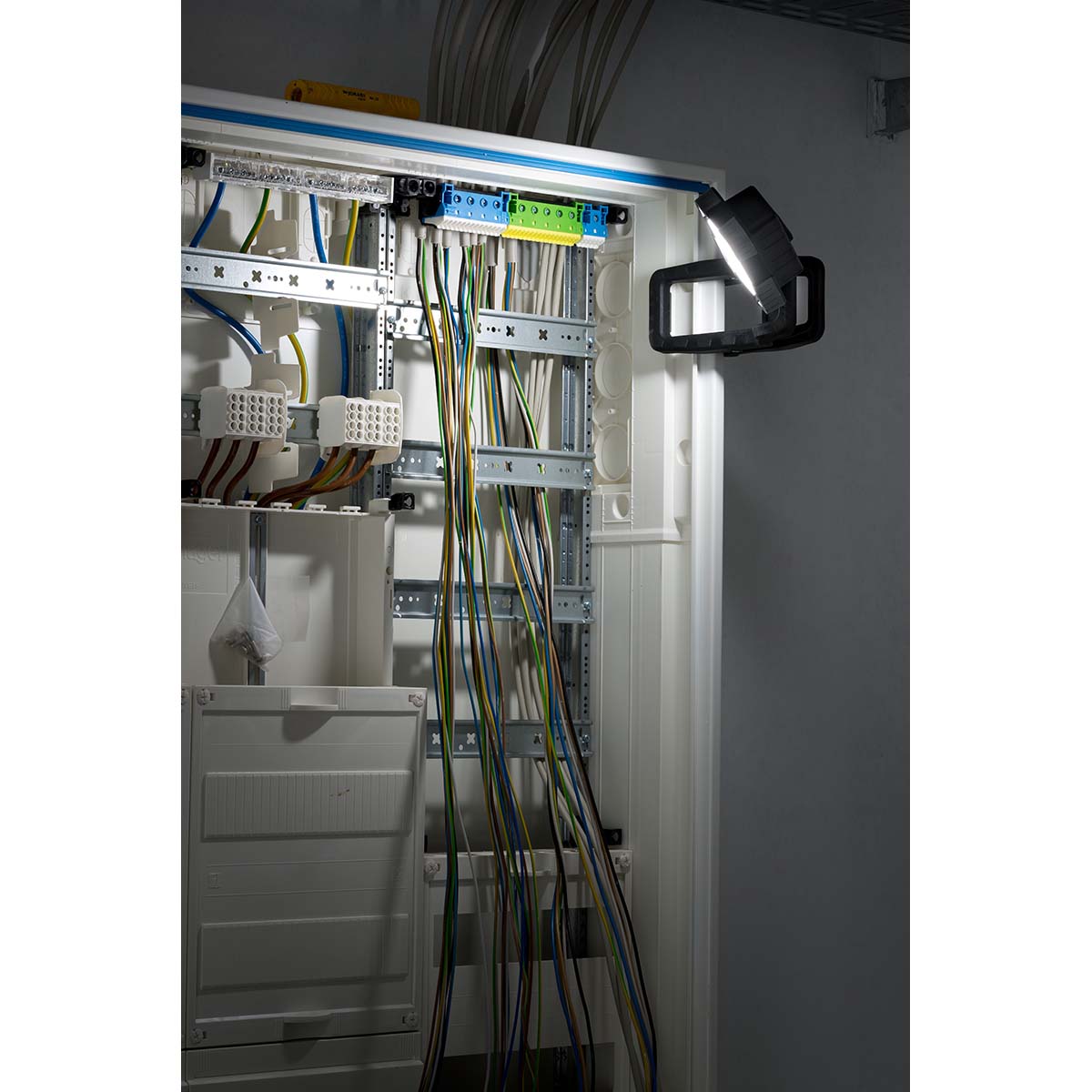 Klemmbarer LED Arbeitsstrahler 1050 MA (Akku LED Arbeitsleuchte 10W, 950lm, IP65, 12h Leuchtdauer, Engineered in Germany)