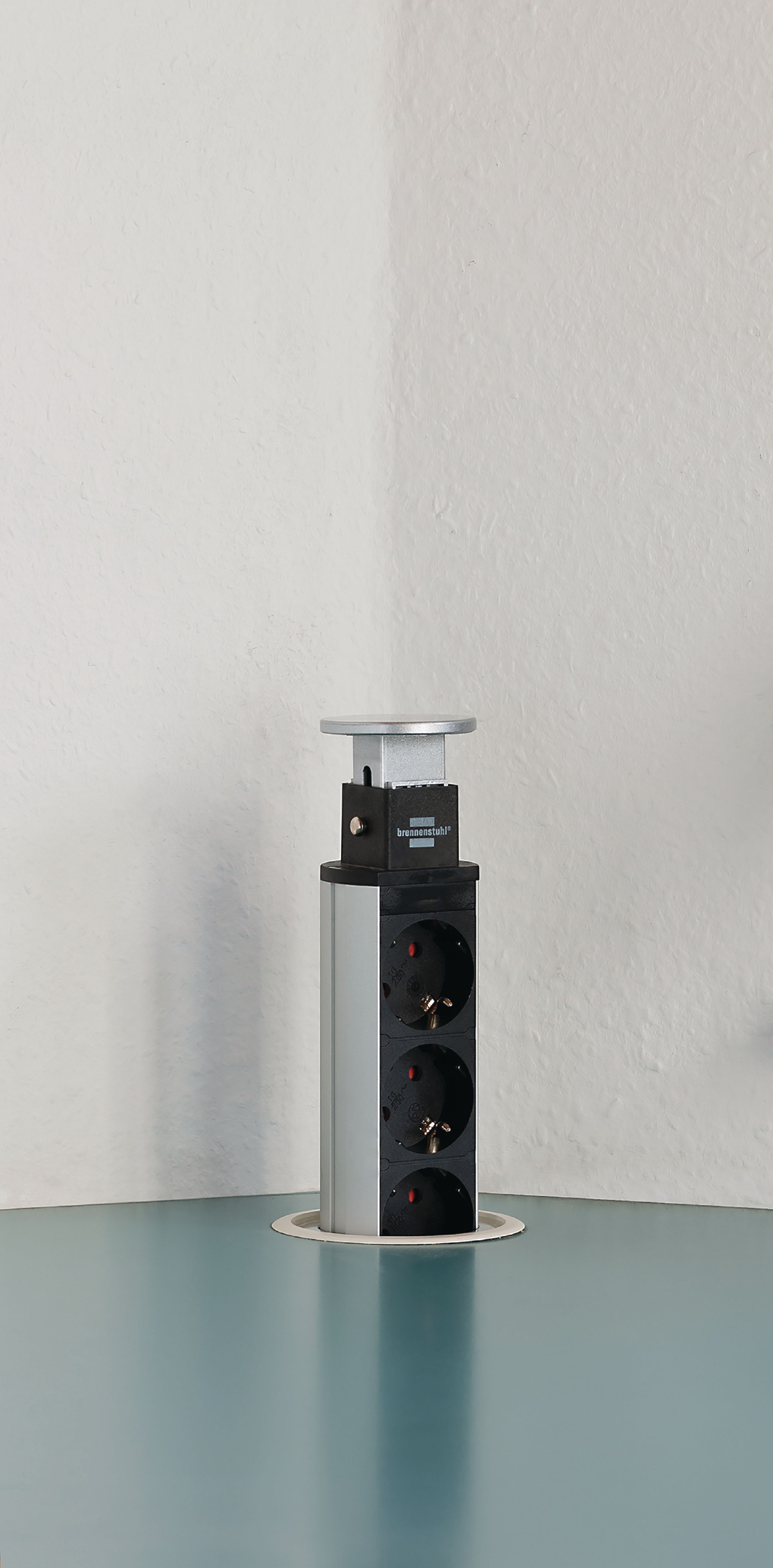 Tower Power, Tischsteckdosenleiste 3-fach (versenkbare Steckdosenleiste, 2-fach USB, 2m Kabel, komplett in Tischplatte versenkbar) 2.00 m Silber/Schwarz TYPE F