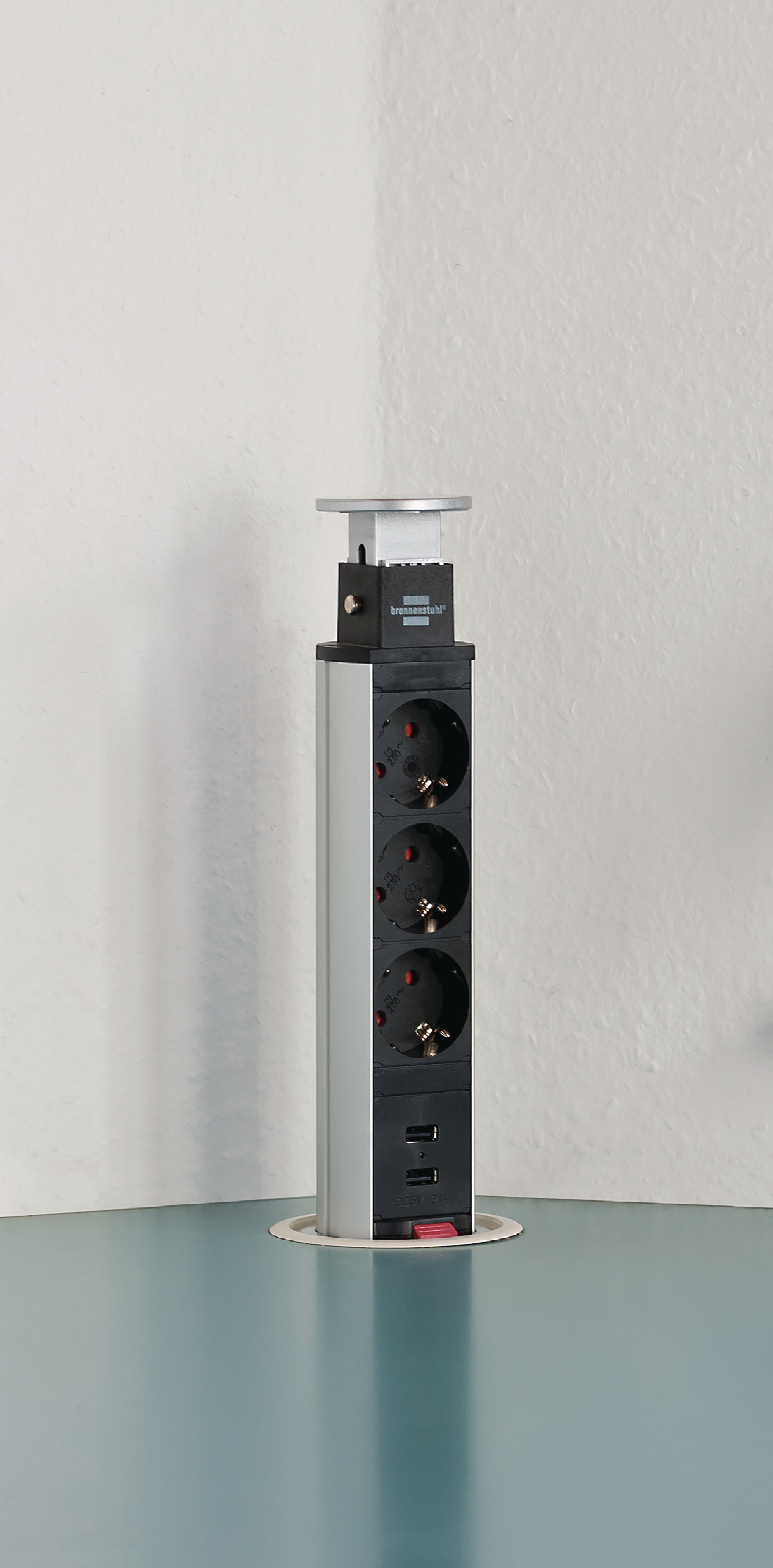 Tower Power, Tischsteckdosenleiste 3-fach (versenkbare Steckdosenleiste, 2-fach USB, 2m Kabel, komplett in Tischplatte versenkbar) 2.00 m Silber/Schwarz TYPE F